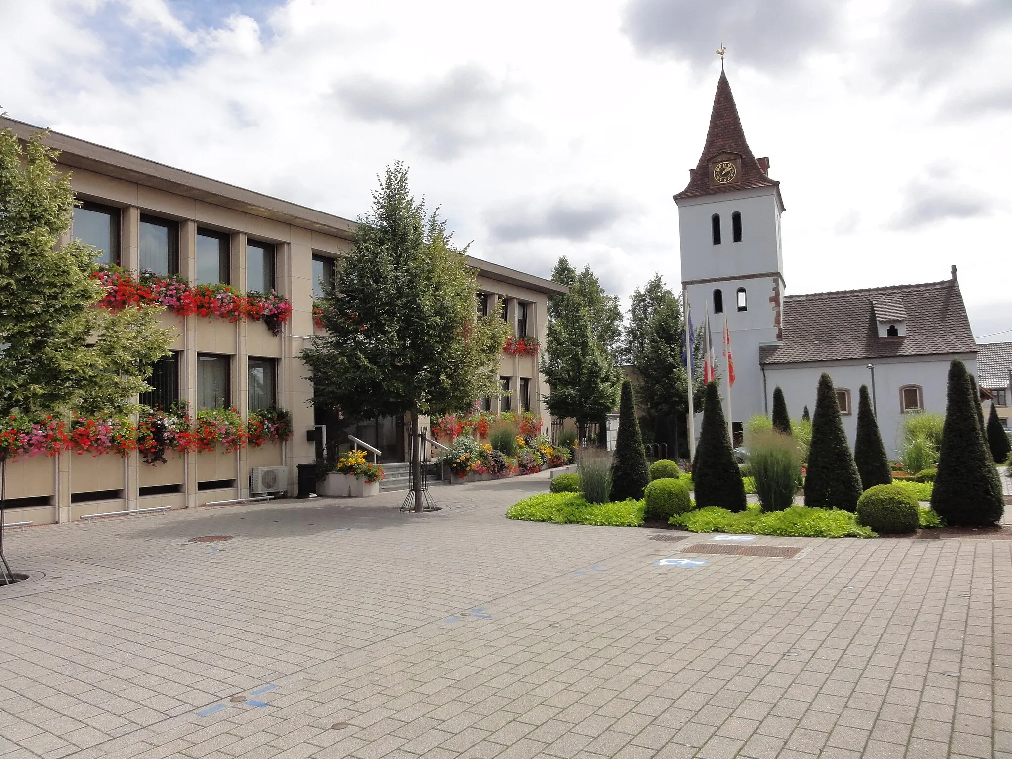 Photo showing: Alsace, Bas-Rhin, Hoenheim, Hôtel de Ville et Chapelle Saint-Jean (XIIIe?), rue de la République.