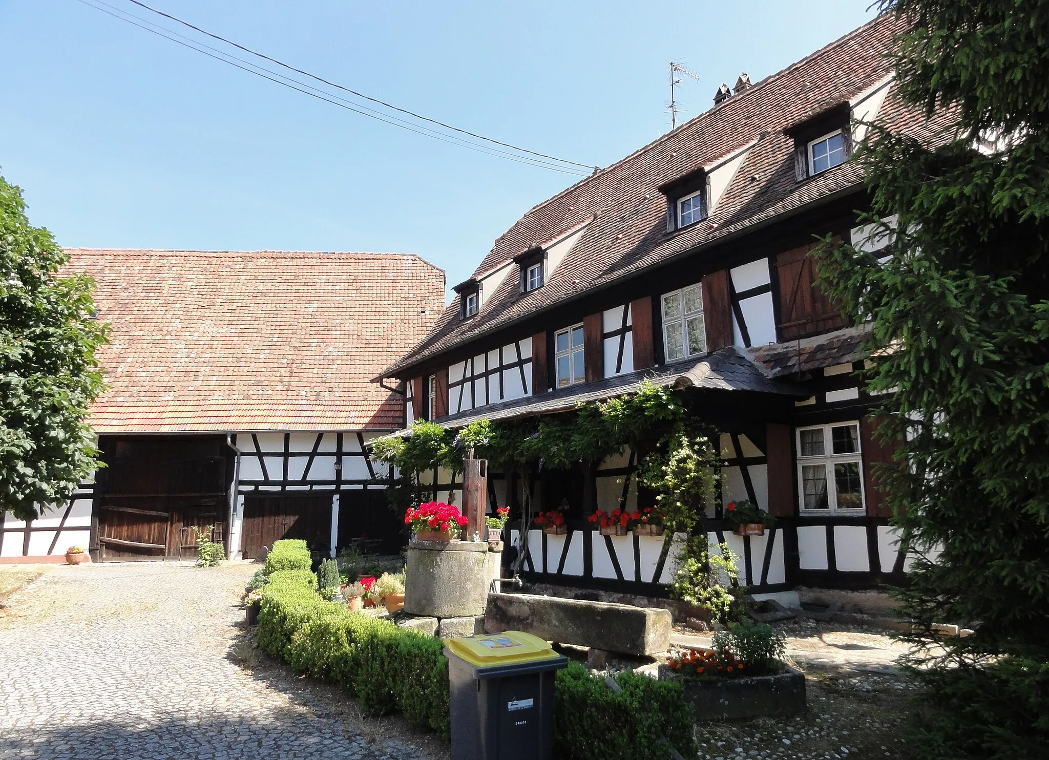 Photo showing: Alsace, Bas-Rhin, Hœrdt, Ancienne ferme (1723), 26 rue de la République (PA00084749, IA00119351).