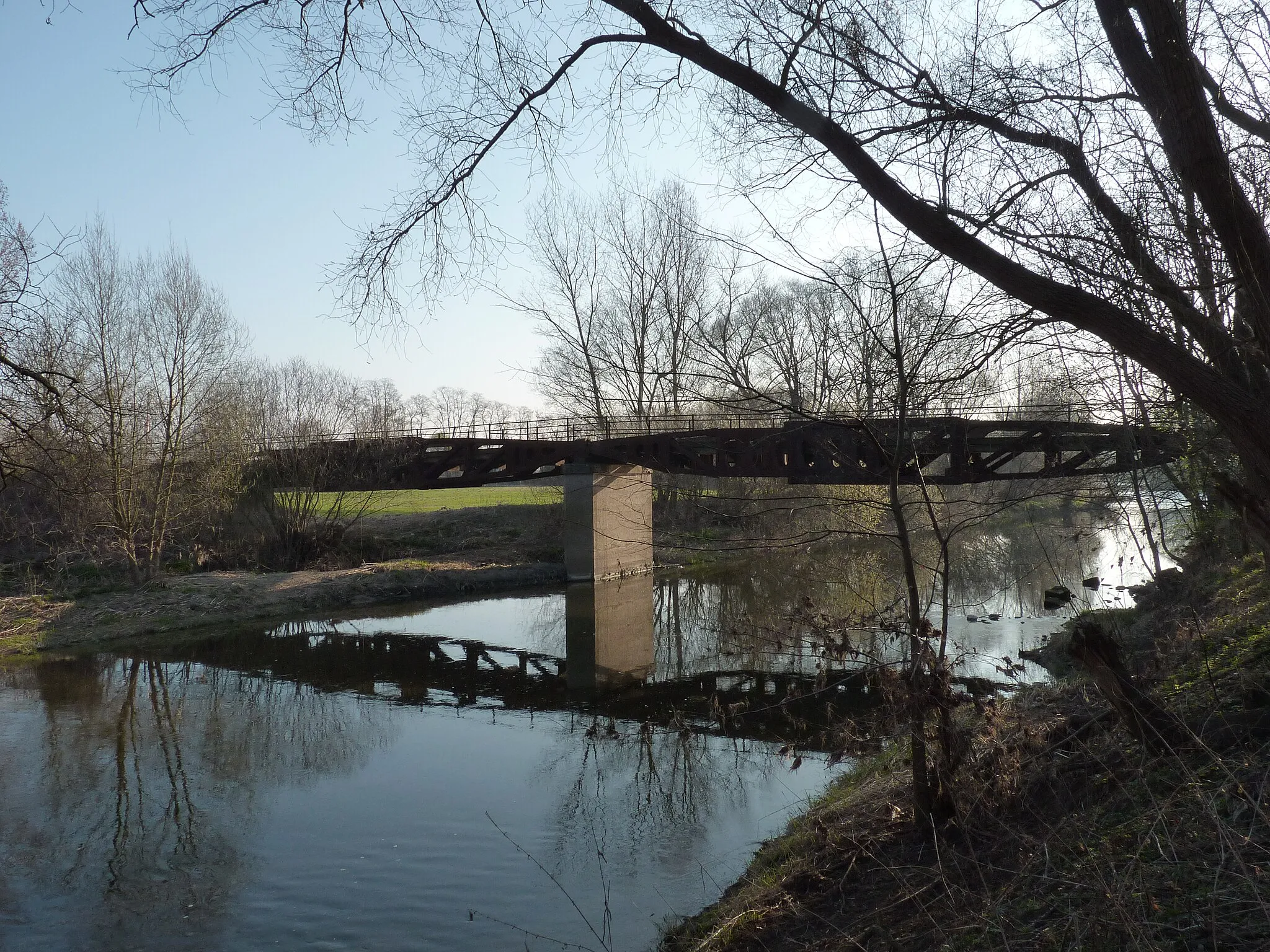 Photo showing: Deux pontons Whale à Horbourg- Wihr sur le cours d'eau de l'Ill
(coté ouest)