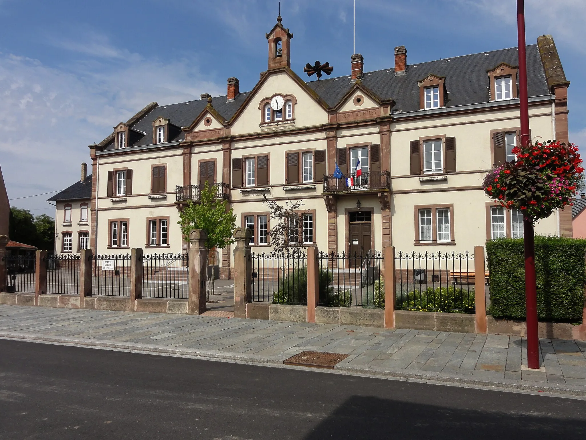 Photo showing: This building is indexed in the base Mérimée, a database of architectural heritage maintained by the French Ministry of Culture, under the reference IA00023596 .