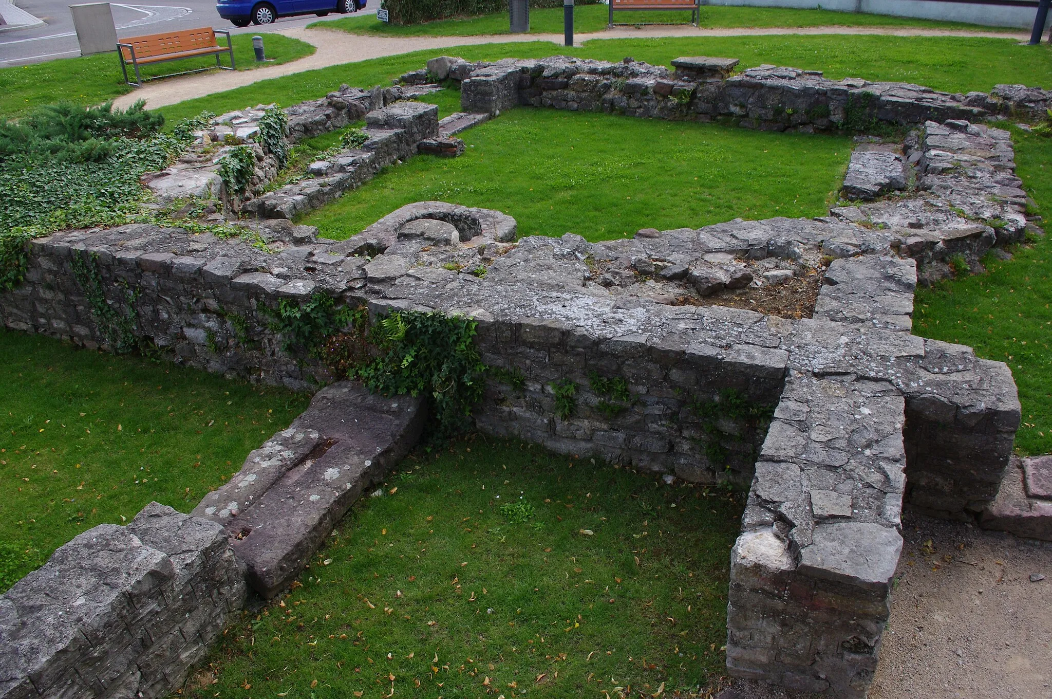 Photo showing: ruines époques gallo-romaine et haut moyen-âge