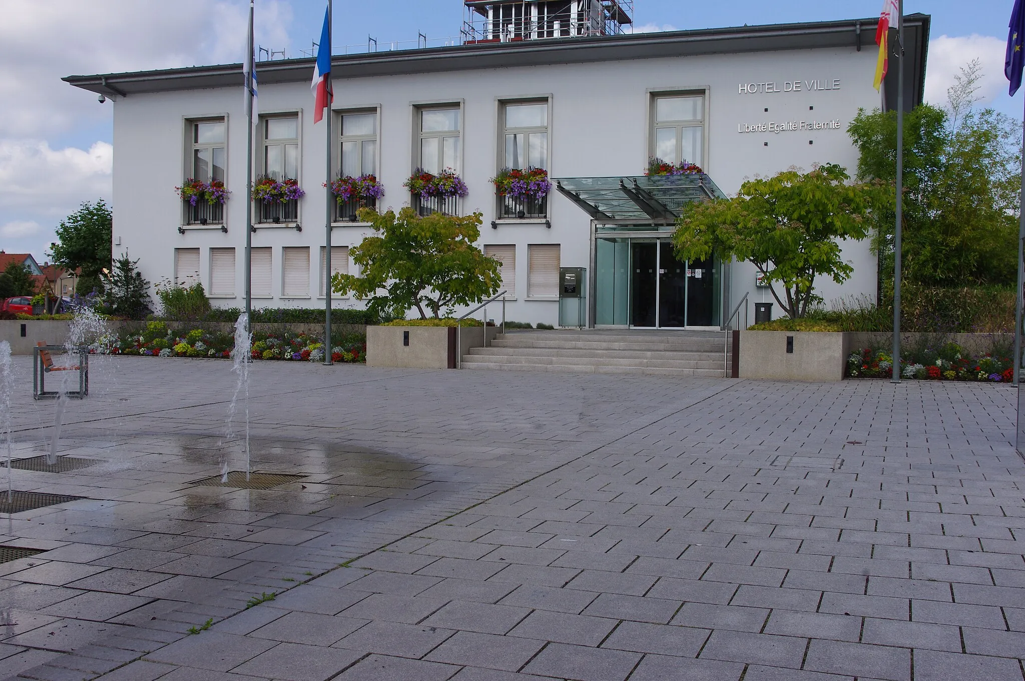 Photo showing: place de l'hôtel de ville avec jets d'eau