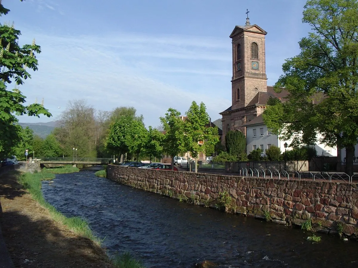 Photo showing: Issenheim, Haut-Rhin, France. The St André church and the river Lauch