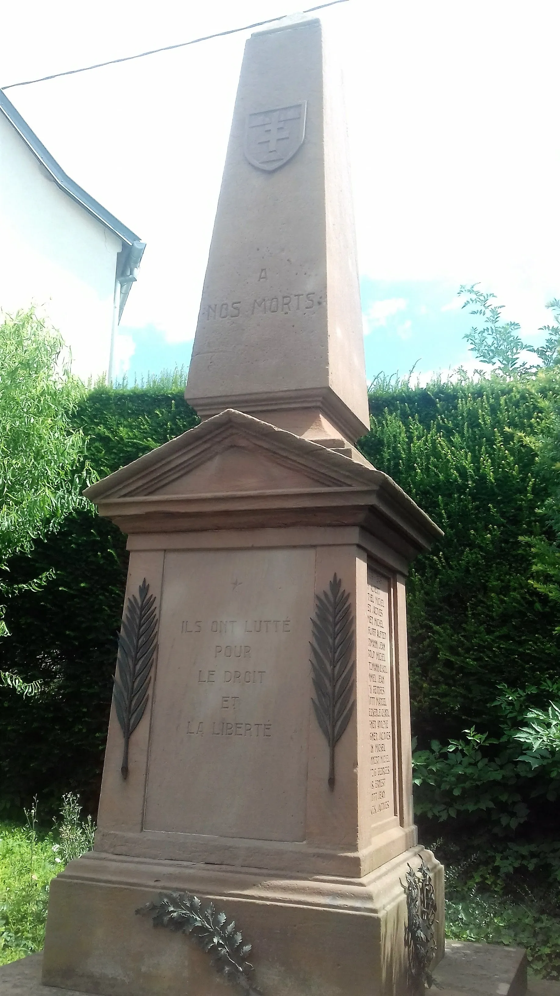 Photo showing: Monument aux morts 14-18 et 39-45 d'Ittenheim