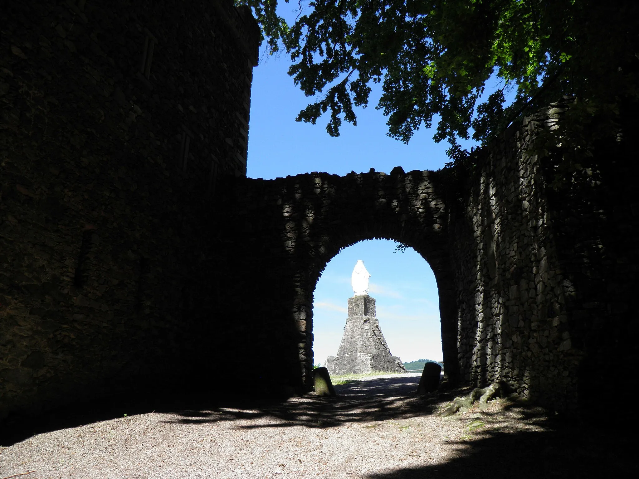 Photo showing: Château et statue de la Vierge à Schirmeck (Bas-Rhin, France).