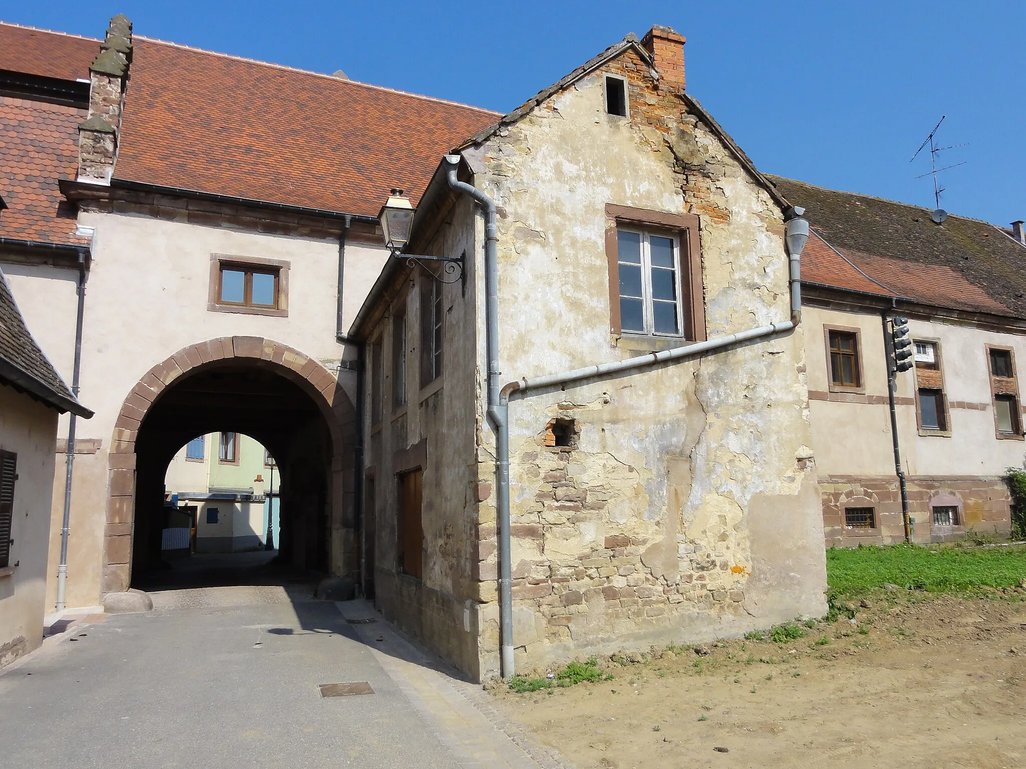 Photo showing: Alsace, Bas-Rhin, Marmoutier, Ancien bâtiment conventuel (1750), cellier et entrepôt agricole, aujourd'hui Centre européen de l'orgue (Association des amis de l'orgue Silbermann de Marmoutier), 50 rue du Couvent (PA00084783, IA67007722).