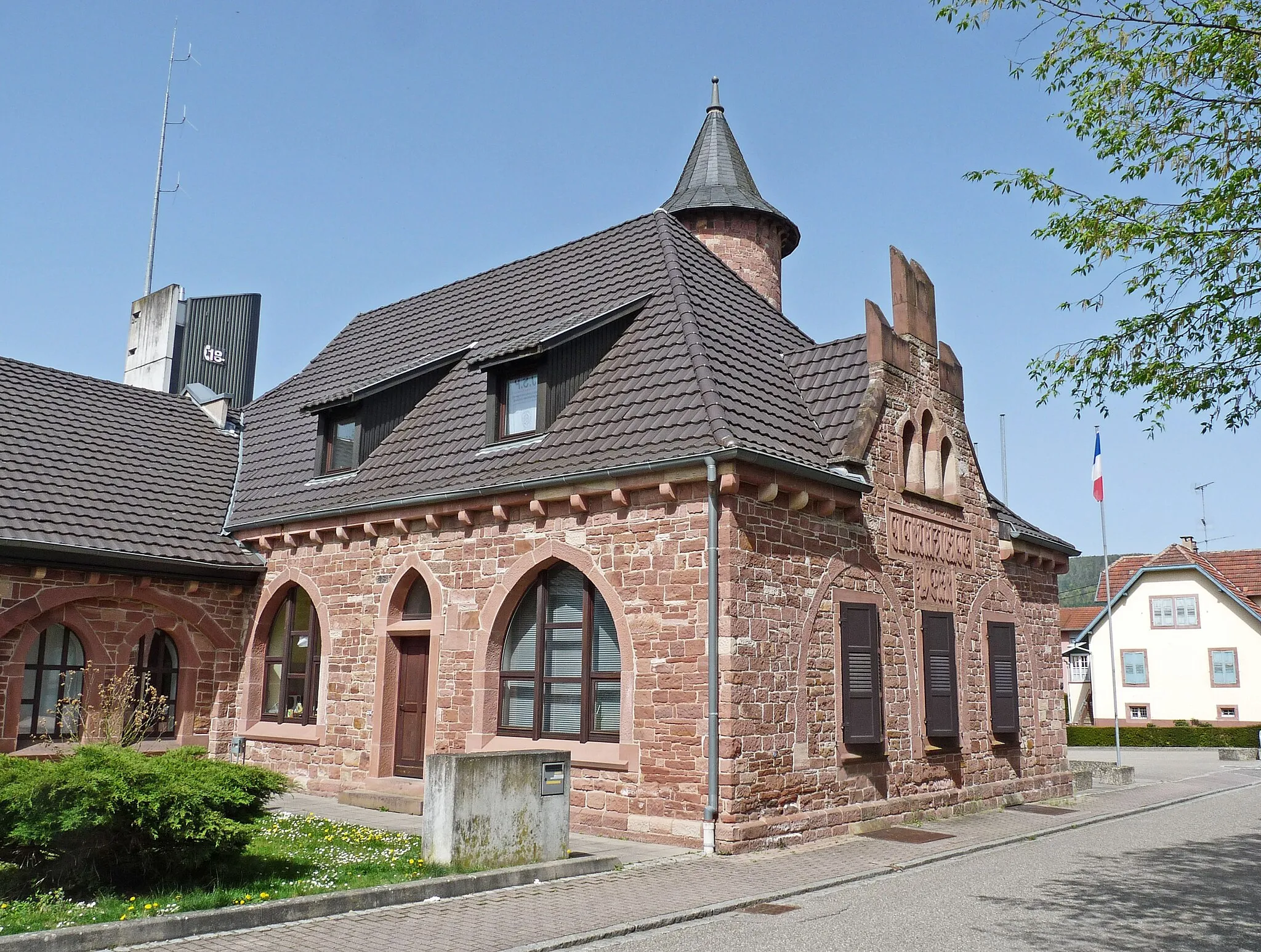 Photo showing: Ancienne usine d'électricité de Niederbronn (Bas-Rhin). Construite en 1900. Inscrite à l'inventaire des monuments historiques en 1991. Actuellement intégrée au centre de secours de la ville.