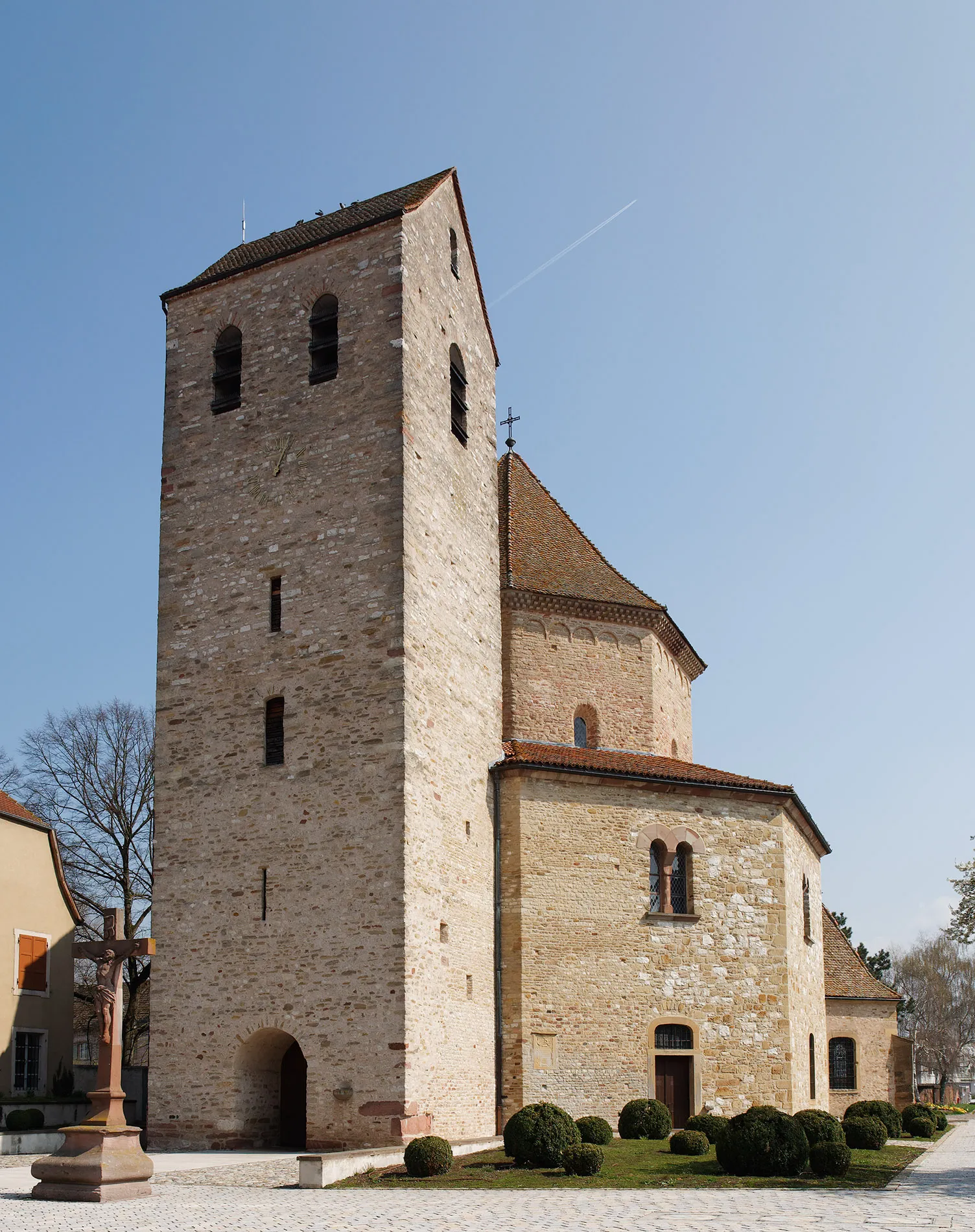 Photo showing: The tower of the Romanesque church of Saint-Pierre-et-Saint-Paul at Ottmarsheim, Haut-Rhin, Alsace, France, based on the octagonal plan of the Palatine Chapel of Aachen. Formerly an abbey-church, it is devoted by the pope Leo IX in 1049. View from the West.