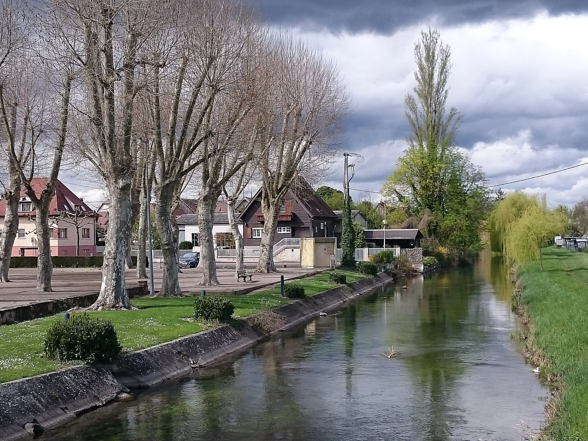 Photo showing: Vue du Brunnwasser et de la place Jehl (Rhinau au printemps)