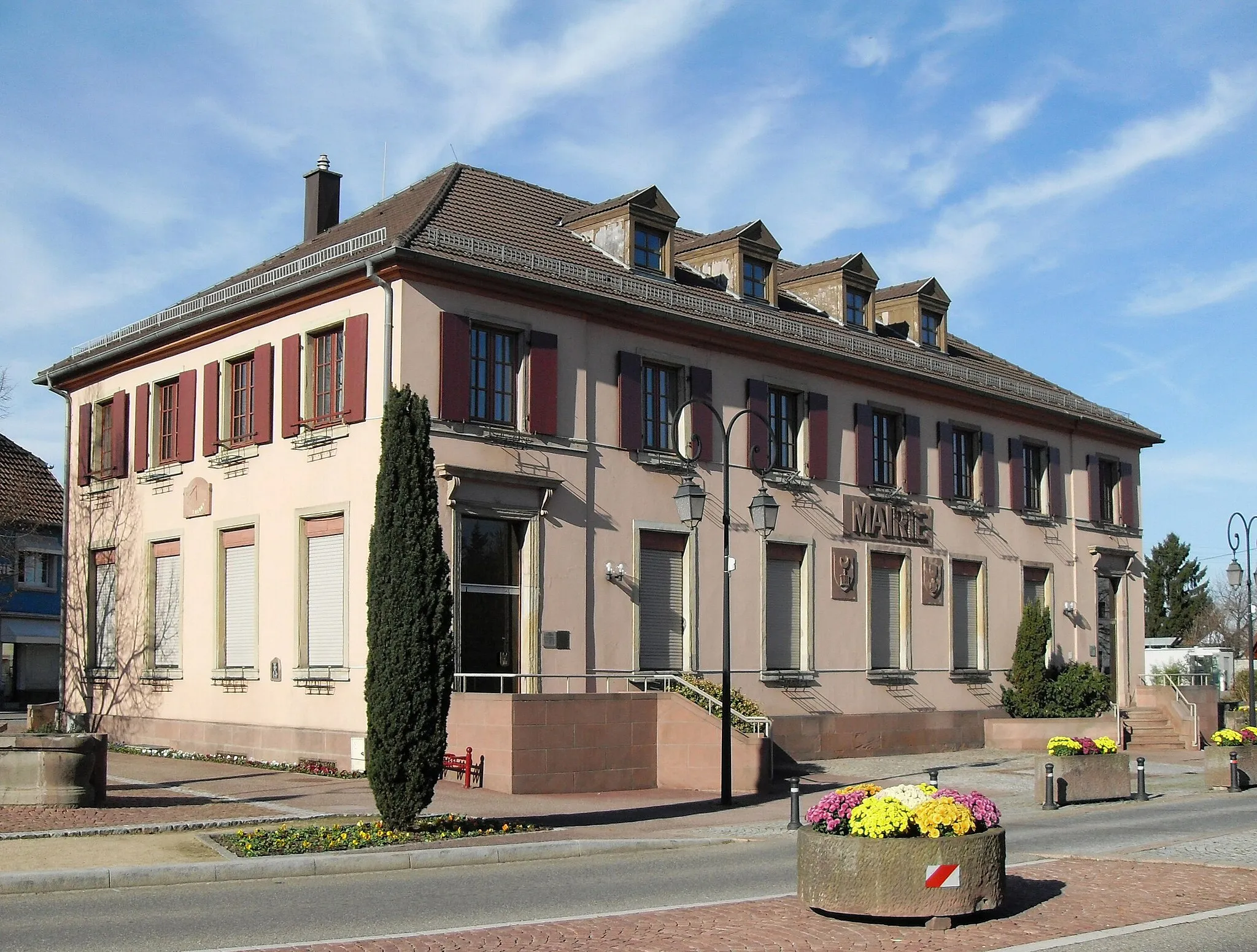 Photo showing: La mairie et l'ancienne école de Sausheim