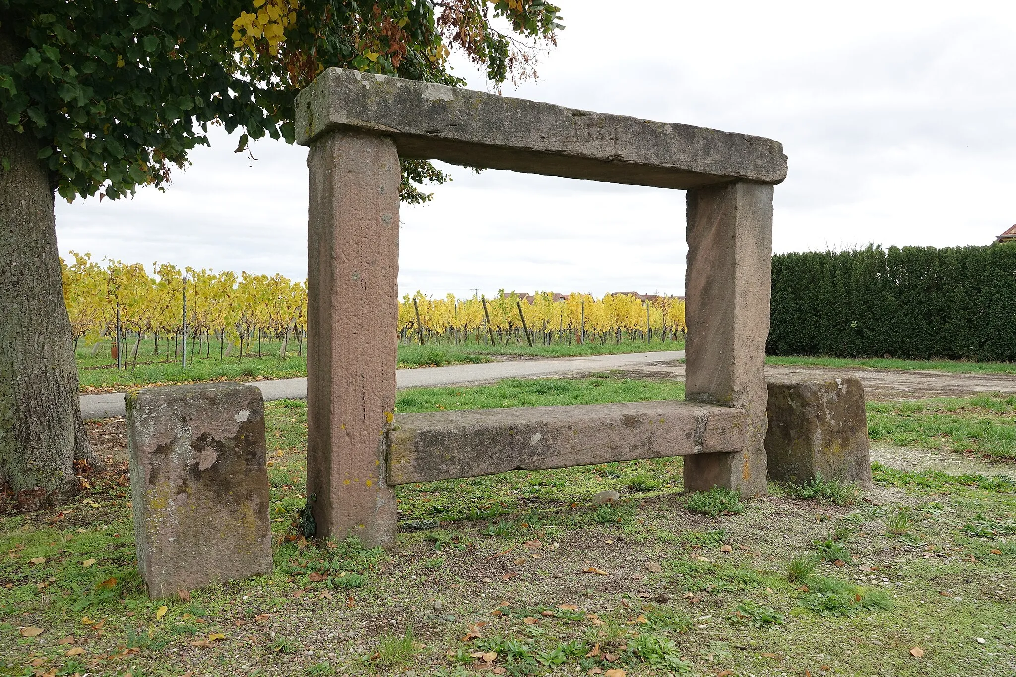 Photo showing: Bench-rest in Scherwiller (Bas-Rhin, France).