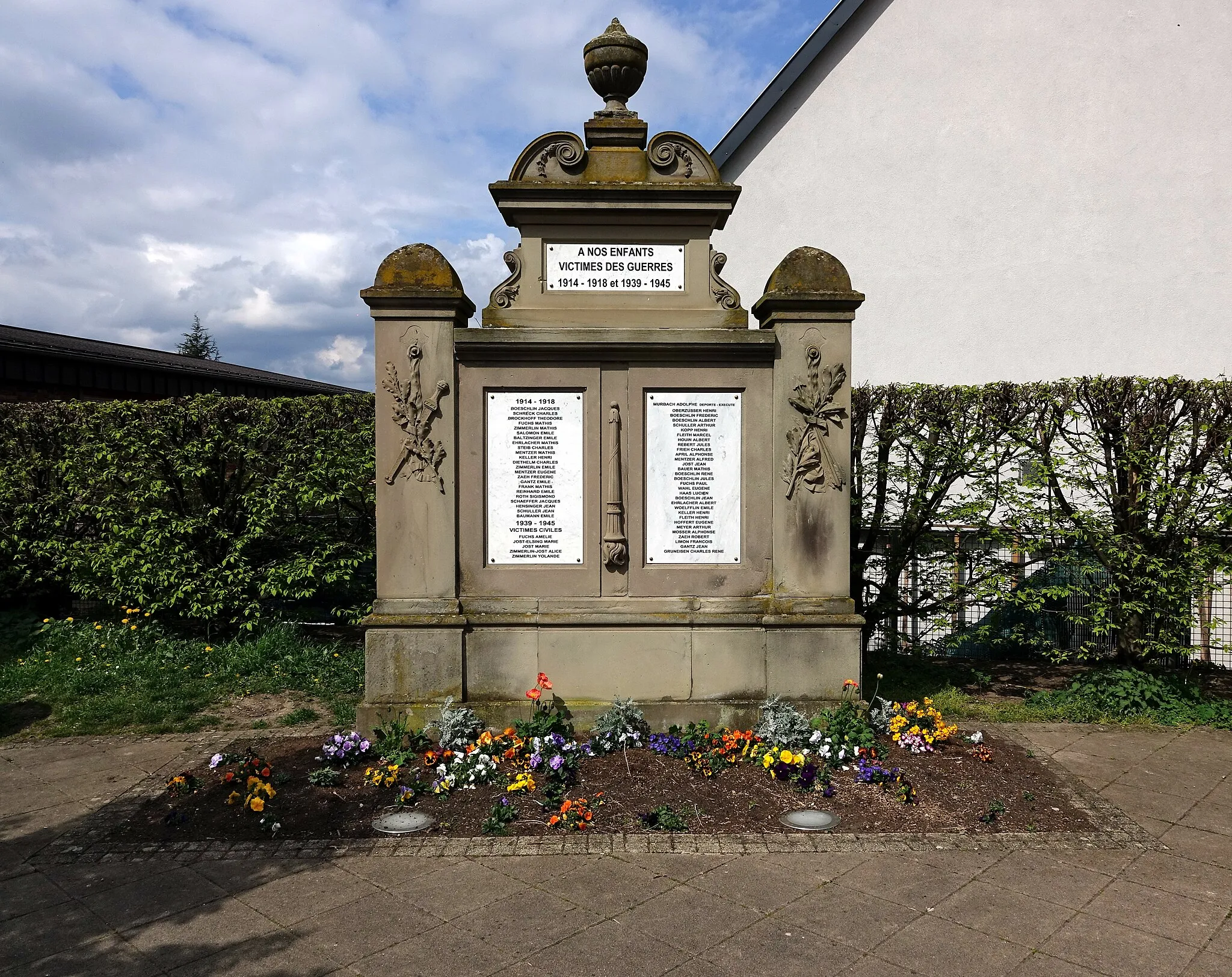 Photo showing: Monument to the fallen of the First and Second World Wars in Sundhoffen (Haut-Rhin, France).