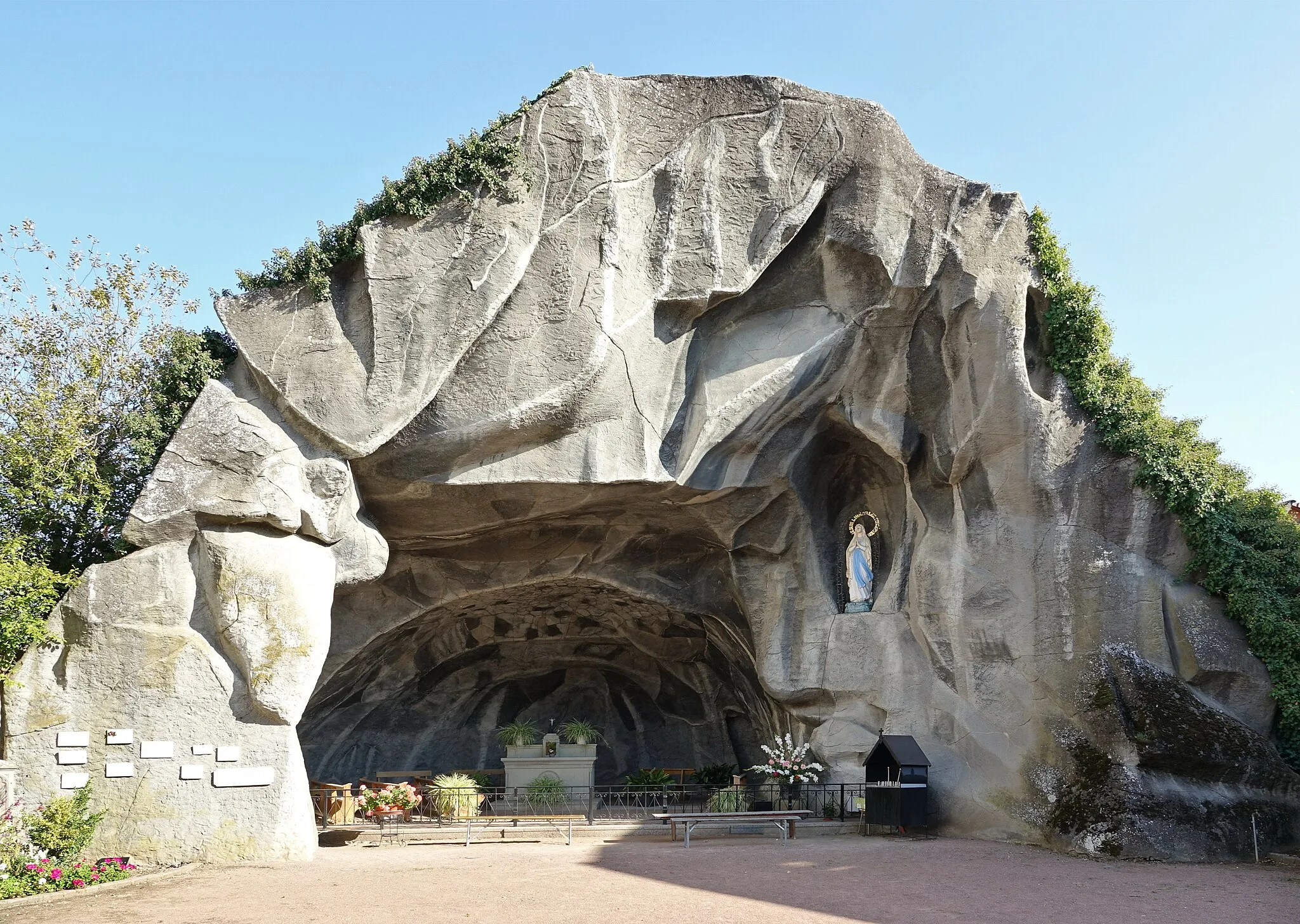 Photo showing: Grotto of Lourdes in Wettolsheim (Haut-Rhin, France).