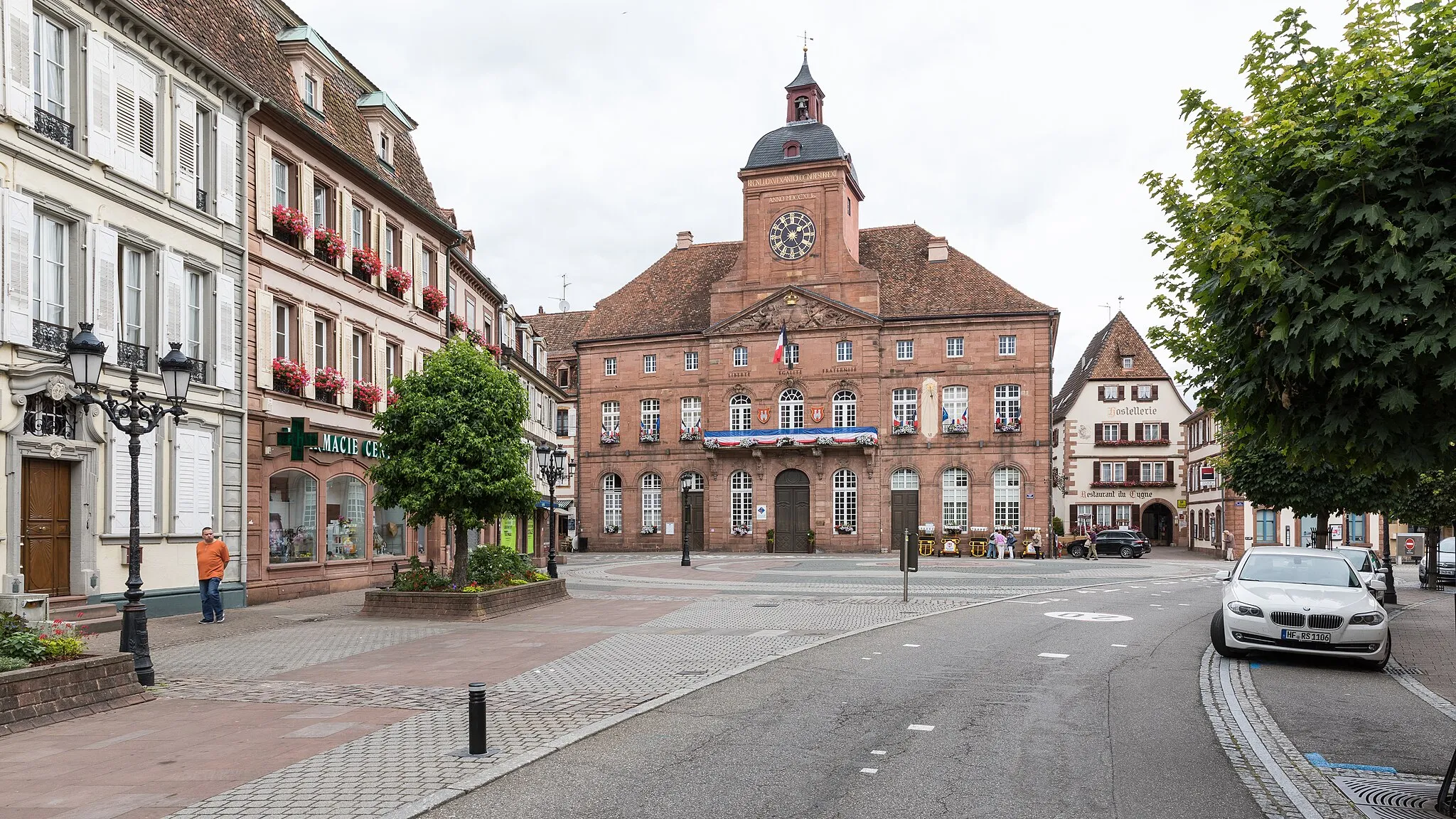 Photo showing: Place of the Republic, Town Hall and Restaurant "du Cygne" in Wissembourg, Alsace, France.