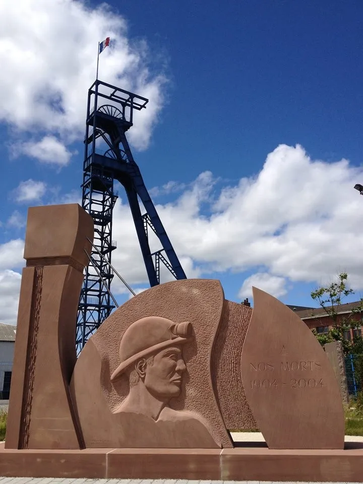 Photo showing: Le mémorial rassemble les noms de plus de 800 victimes d'accidents mortels survenus dans les mines de potasse d'Alsace. Vous pouvez visiter ce mémorial tous les jours.
Photo offerte par Wittenheim.net