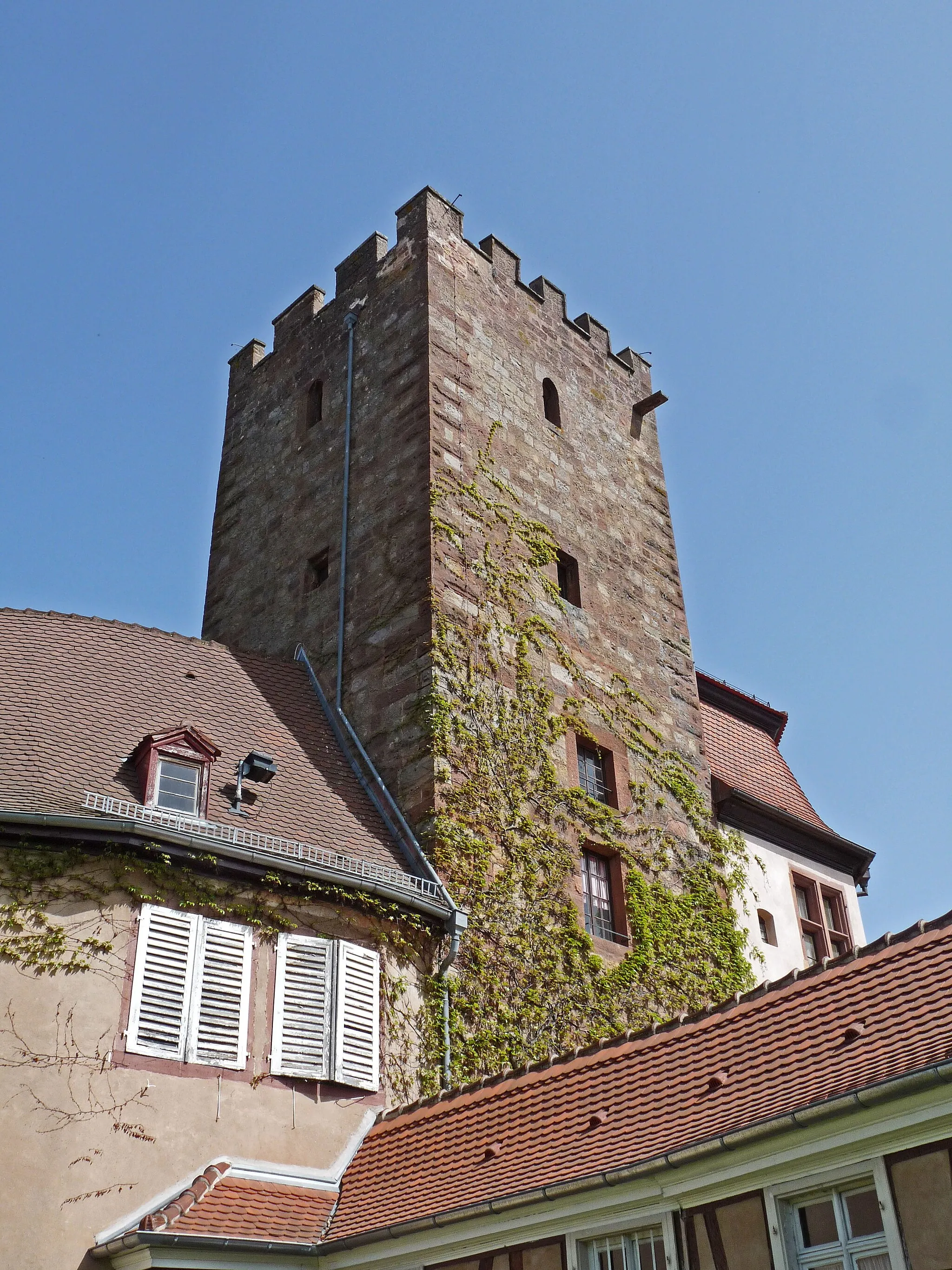 Photo showing: Château de Woerth (Bas-Rhin). L'ensemble abrite aussi la mairie et le Musée de la bataille du 6 août 1870. Certains éléments sont inscrits aux Monuments historiques.