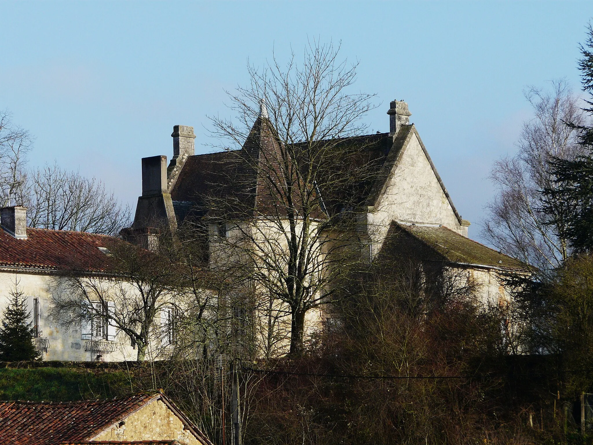 Photo showing: Le château d'Agonac vu depuis l'ouest, Dordogne, France