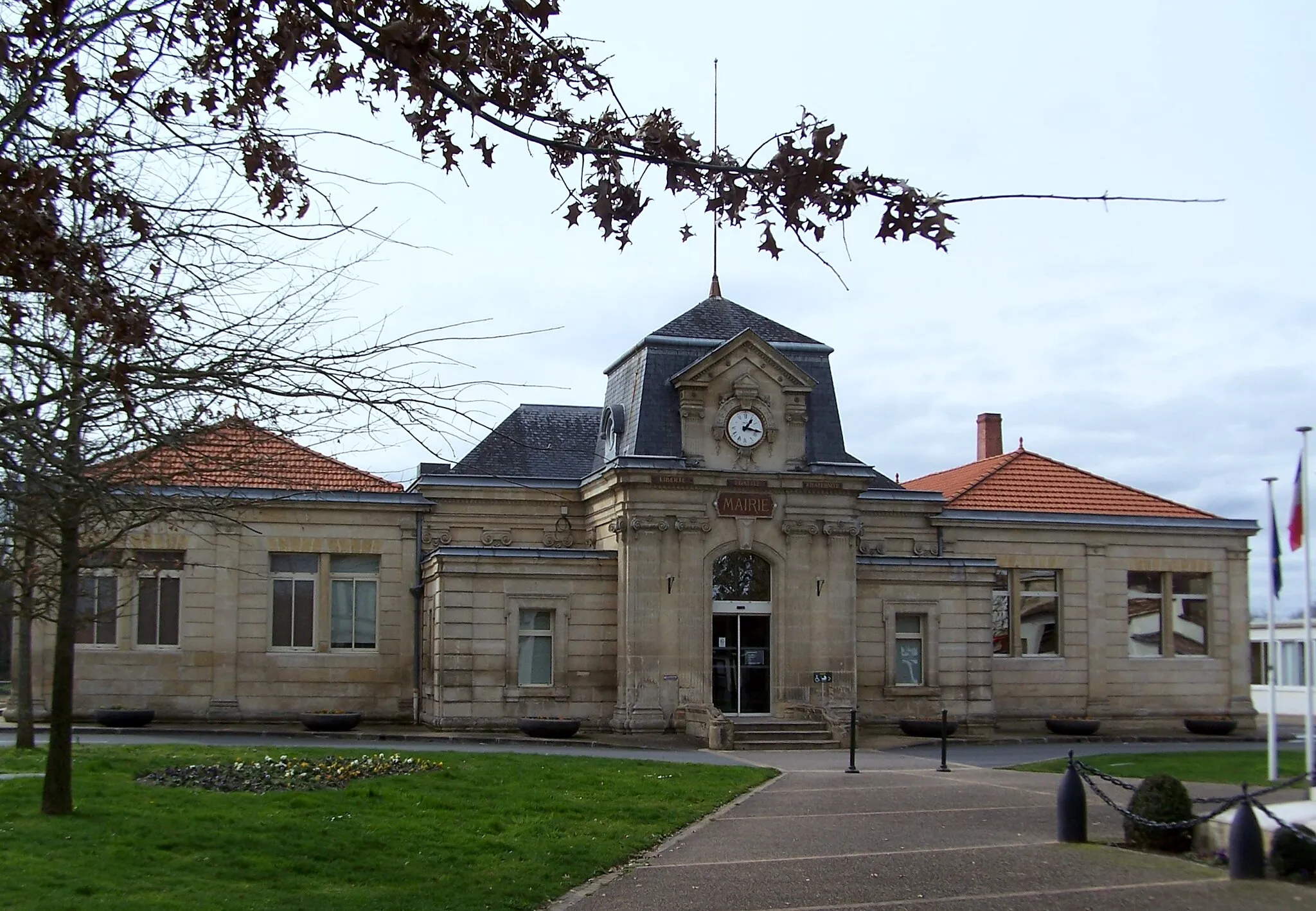 Photo showing: Town hall Ambarès-et-Lagrave (Gironde, France)