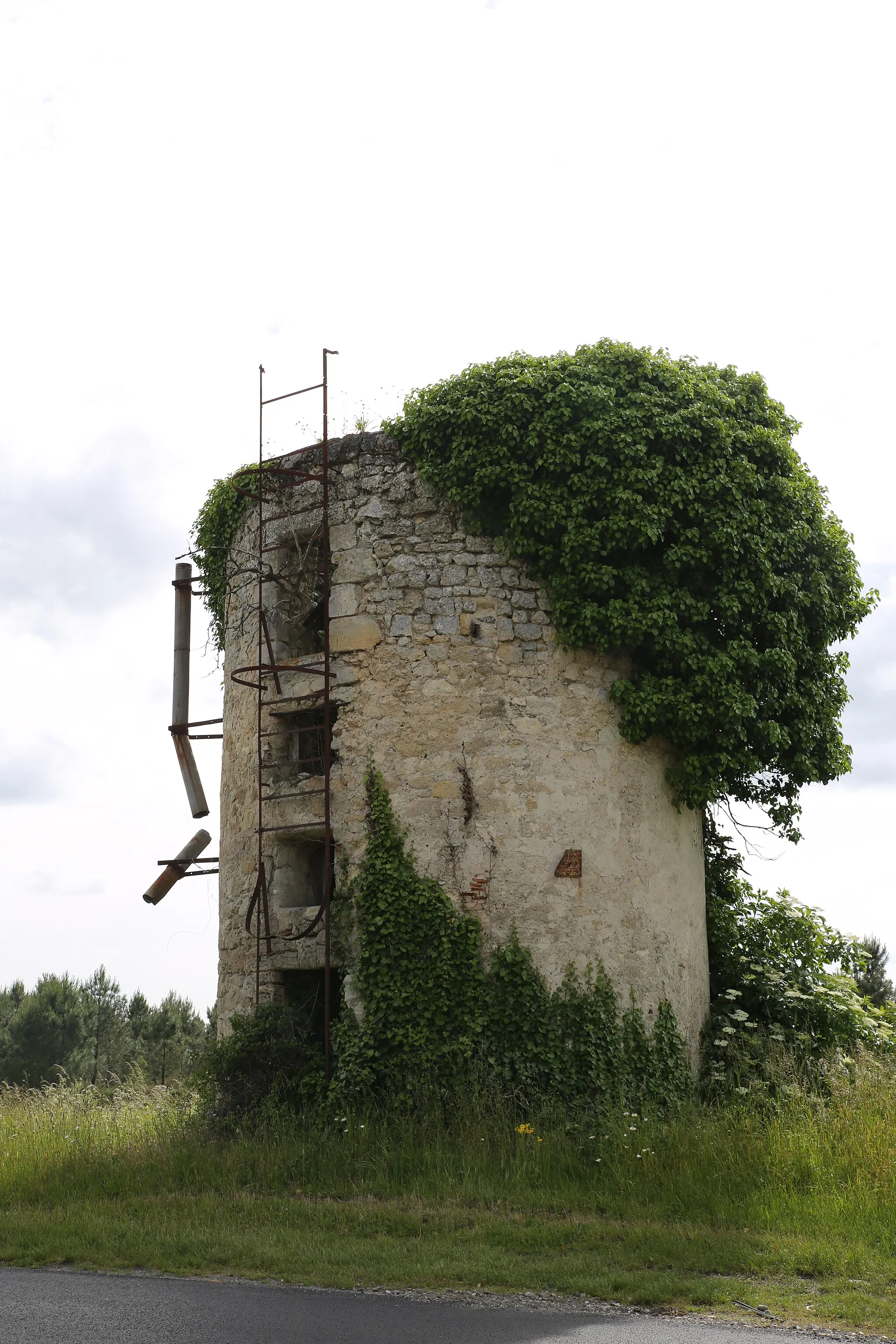 Photo showing: Ruine du moulin à vent de Soubeyran.