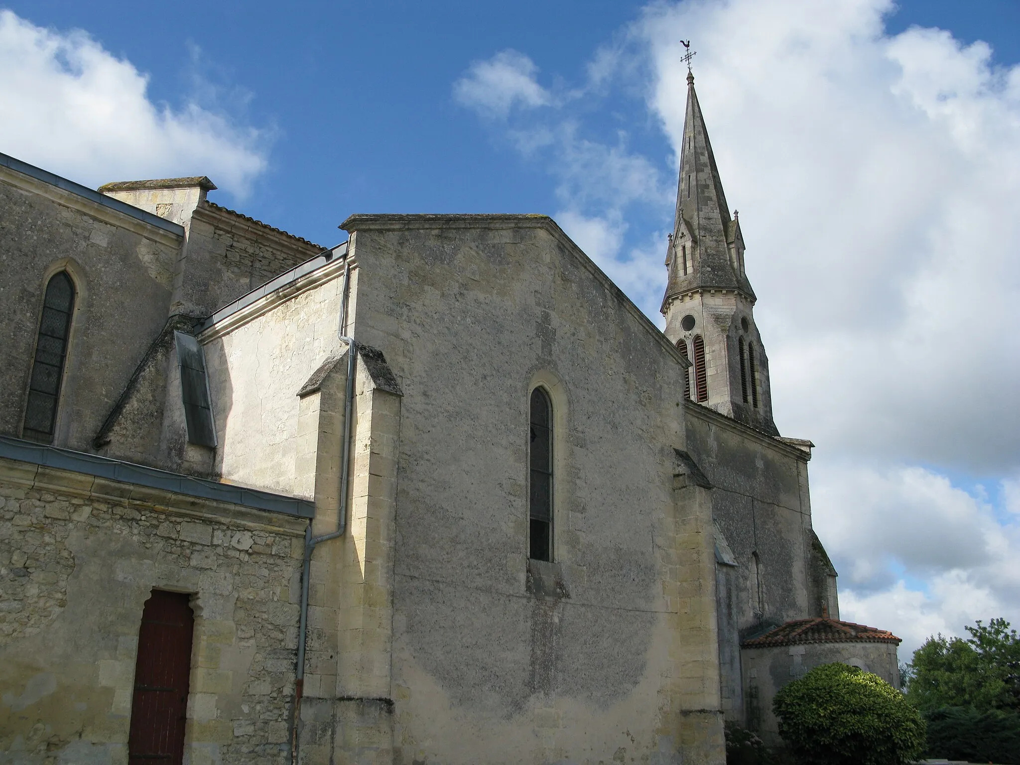 Photo showing: Flanc nord de l'église Saint-Martin d'Arsac (33).