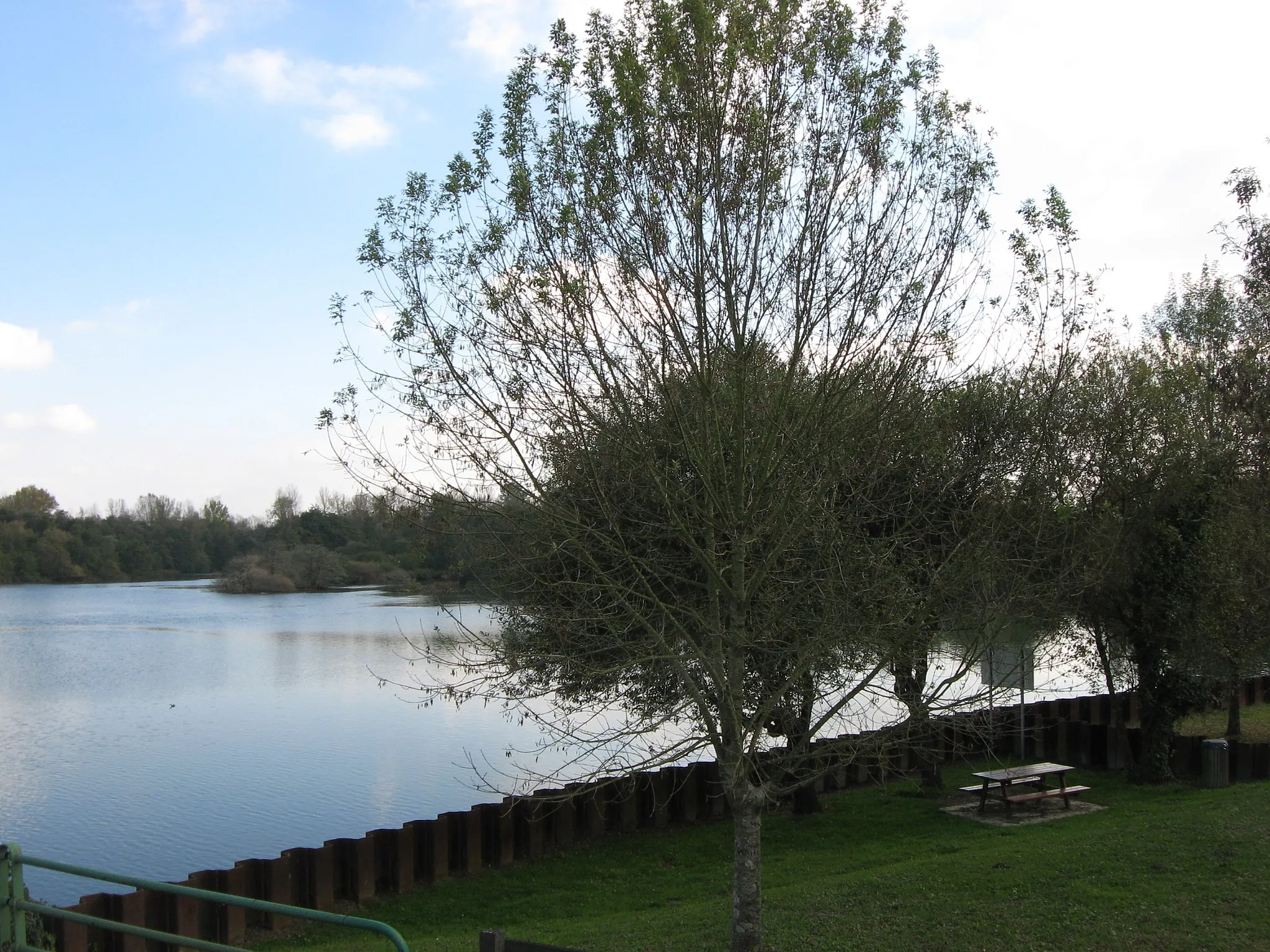 Photo showing: Vue du lac artificiel d'Artix (réserve ornithologique) (Pyrénées Atlantiques) Pyrénées).