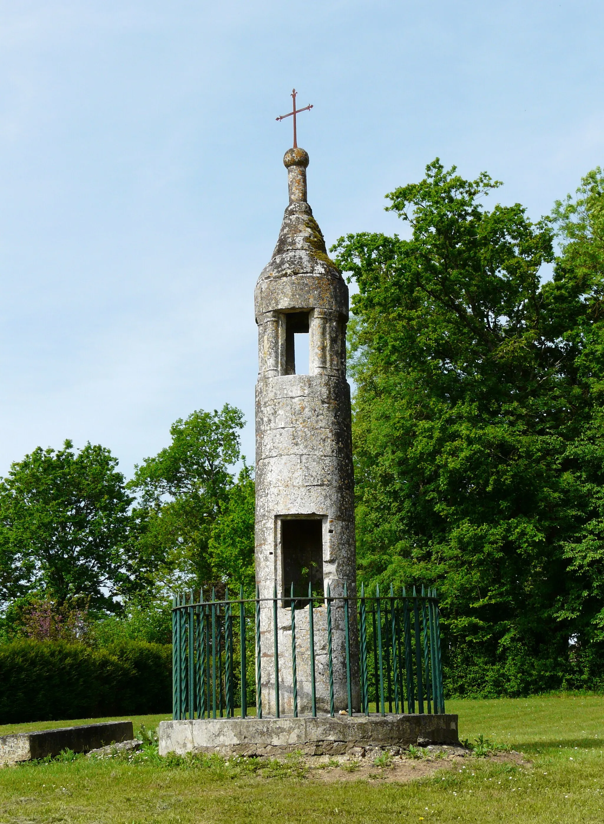 Photo showing: This building is classé au titre des monuments historiques de la France. It is indexed in the base Mérimée, a database of architectural heritage maintained by the French Ministry of Culture, under the reference PA00082323 .