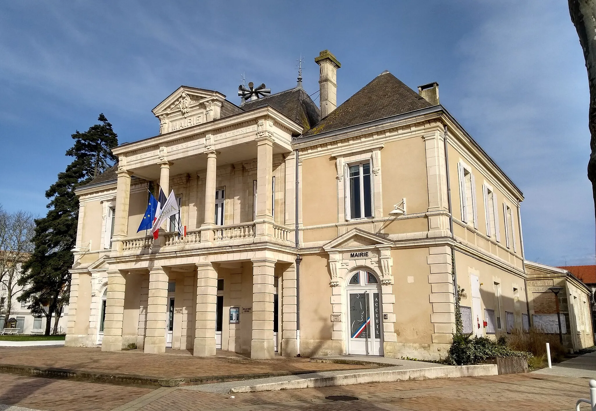 Photo showing: Mairie Audenge, janvier 2020