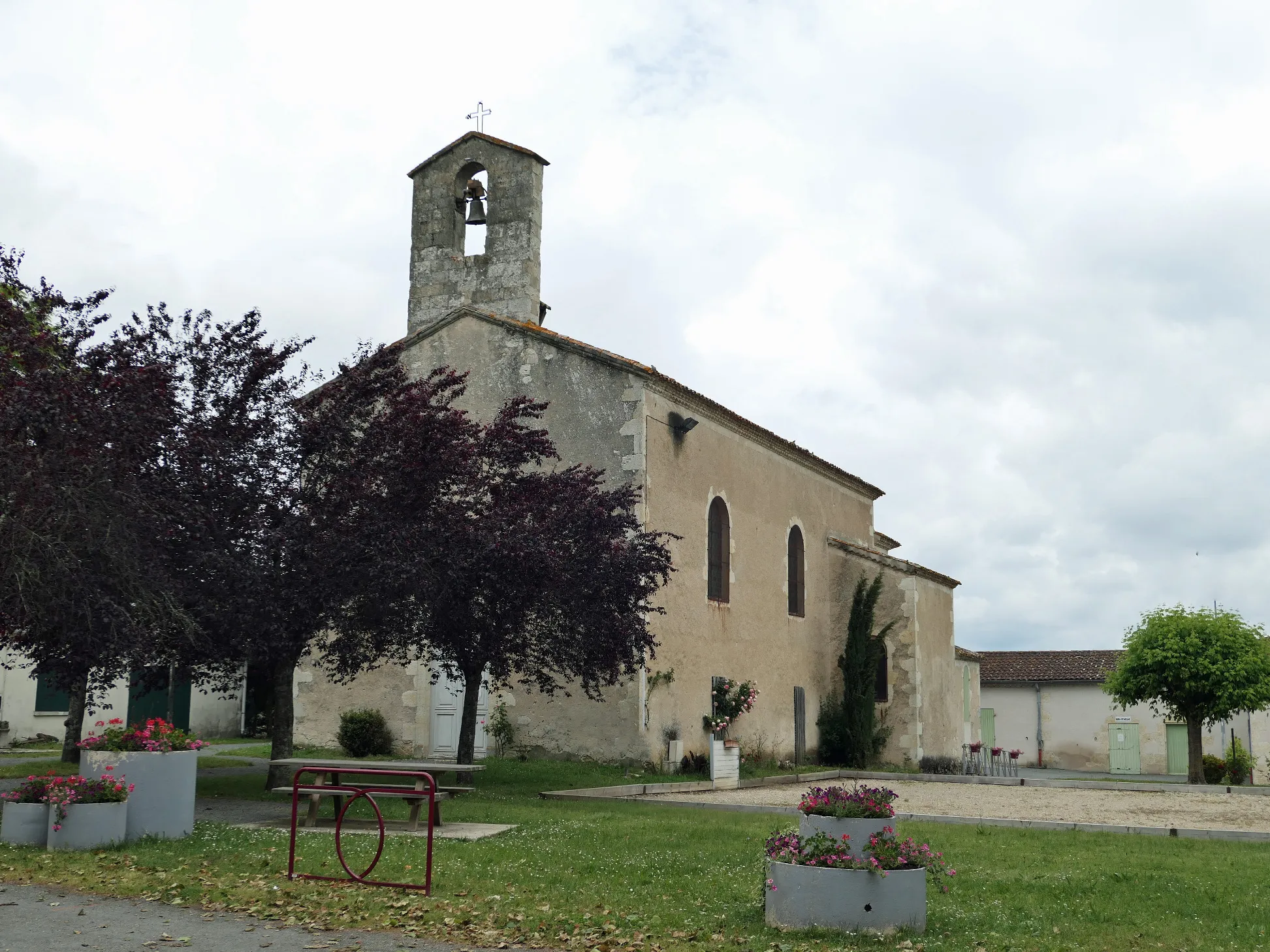 Photo showing: Eglise romane rectangulaire surmontée d'un clocheton en pierre