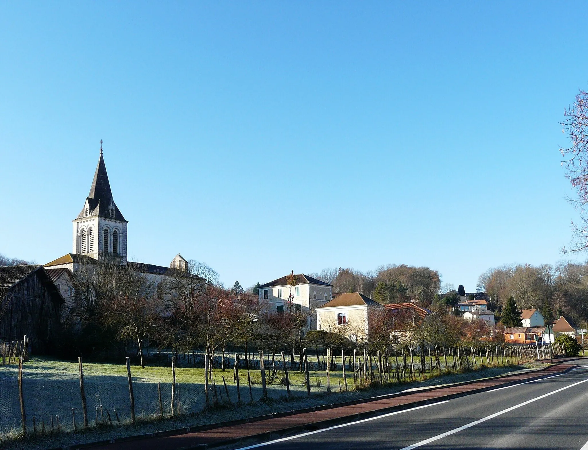 Photo showing: Vue du bourg de Bassillac, Dordogne, France