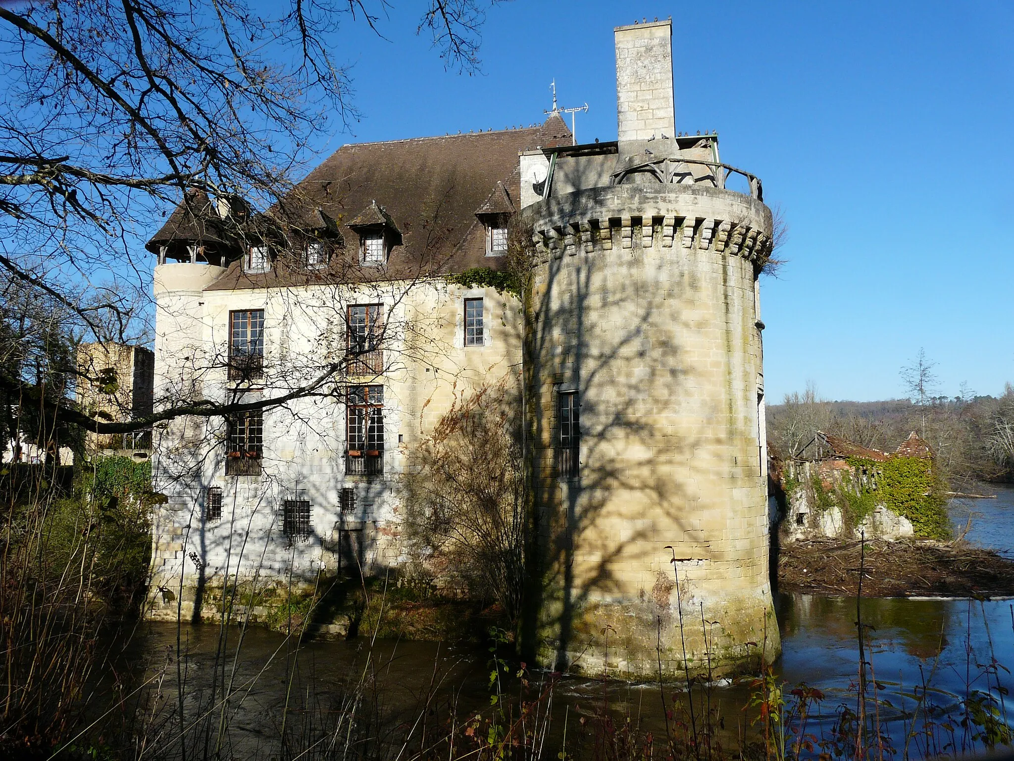 Photo showing: Le château de Rognac (façade sud-est), contourné par un bras de l'Isle, Bassillac, Dordogne, France. Sur la droite, les ruines du moulin.