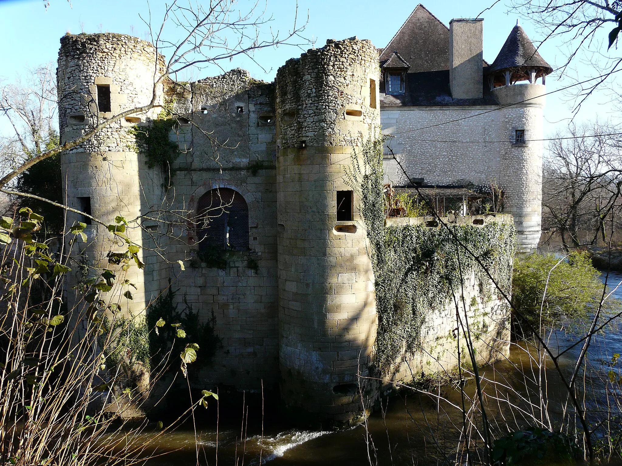Photo showing: Le château de Rognac vu depuis le sud-ouest, Bassillac, Dordogne, France