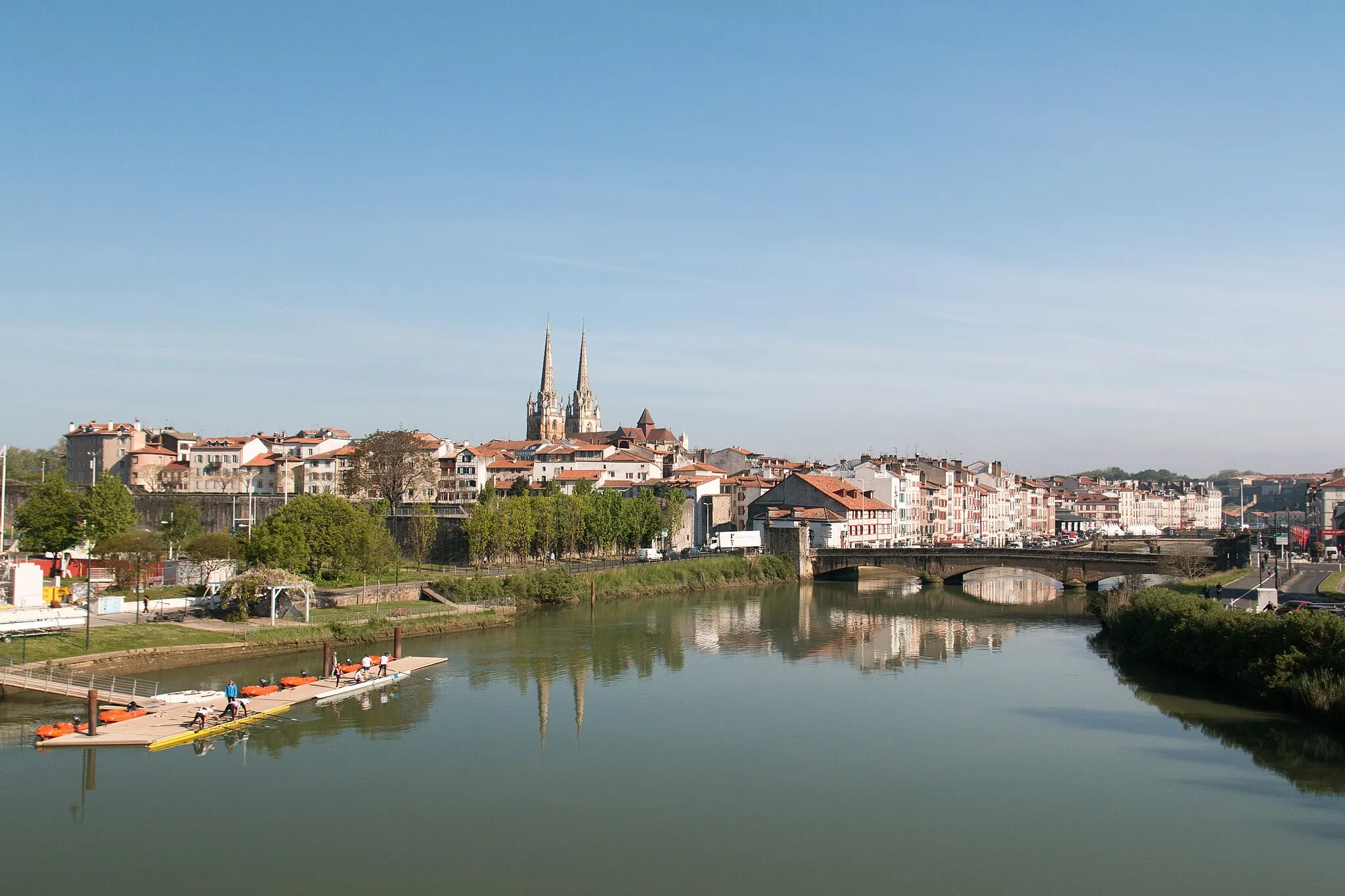 Photo showing: La Nive river, seen from the bridge of the Labourd. The pontoon of the Aviron Bayonnais. At the margin, the works for the extension of the clubhouse. El pontón de Aviron Bayonnais. En el margen, las obras de extensión del clubhouse.