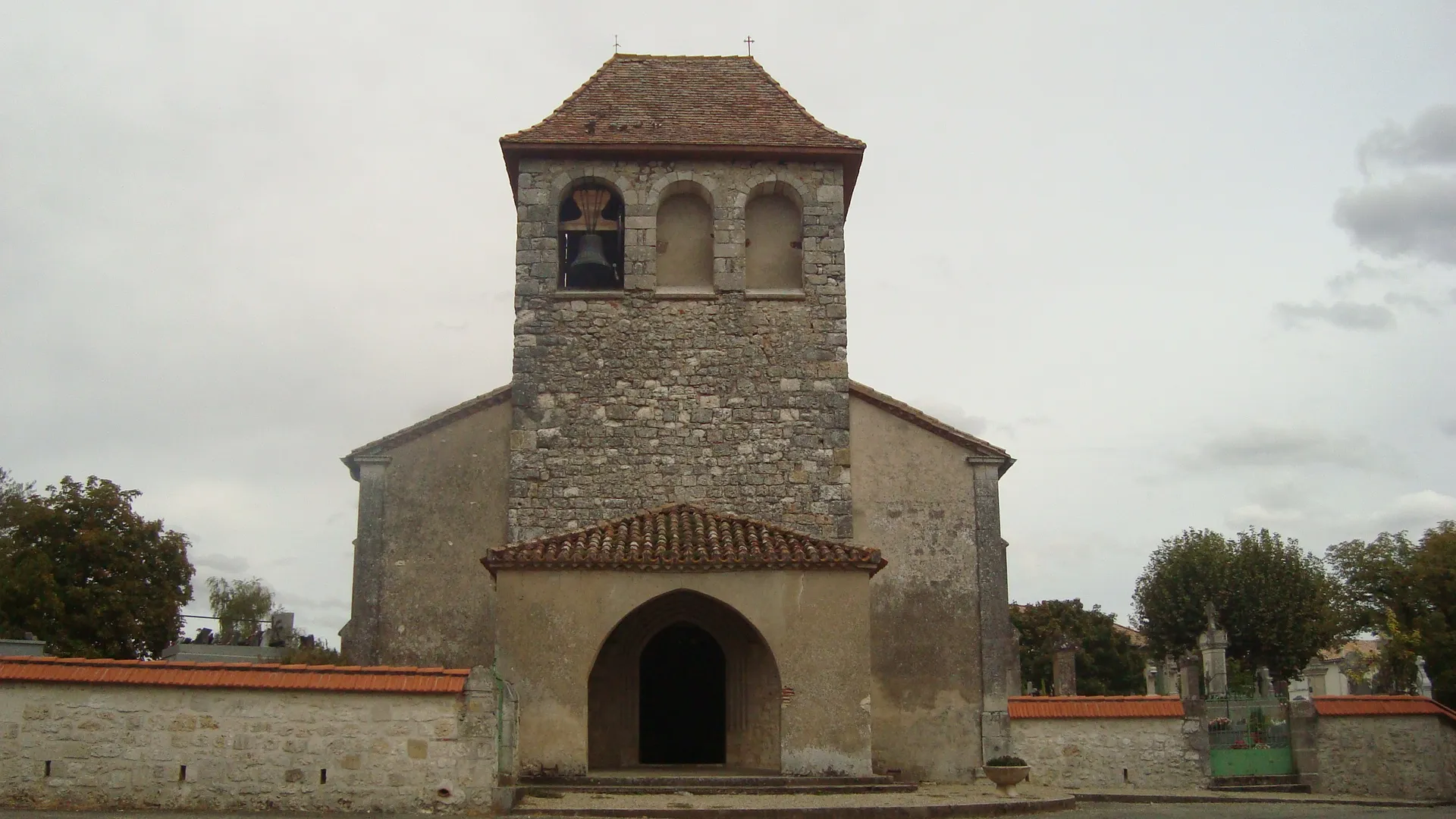 Photo showing: Eglise romane avec abside semi-circulaire, de la période du Moyen Age. Présence d'une cloche.