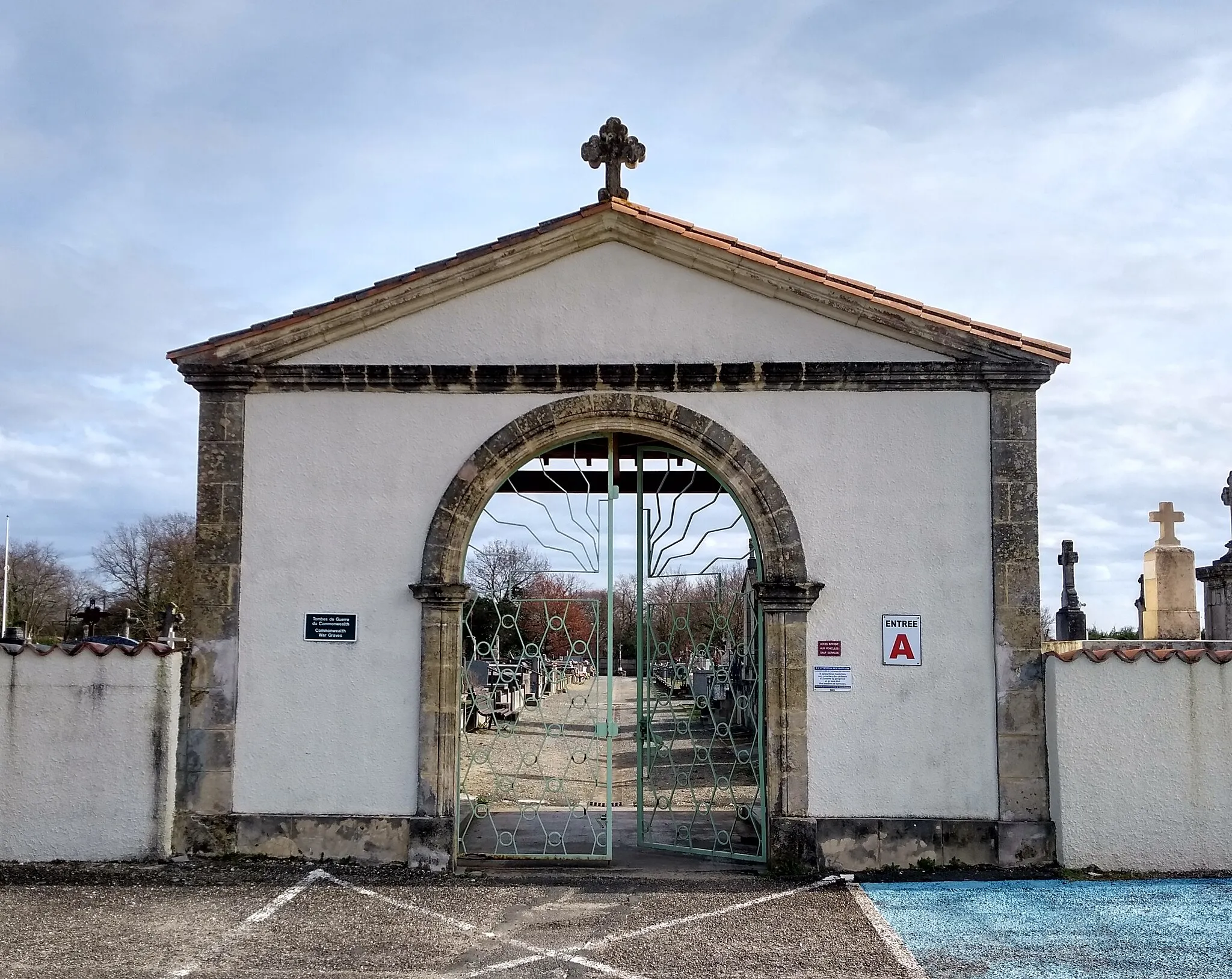 Photo showing: Entrée principale du cimetière de Biganos,  Janvier 2020