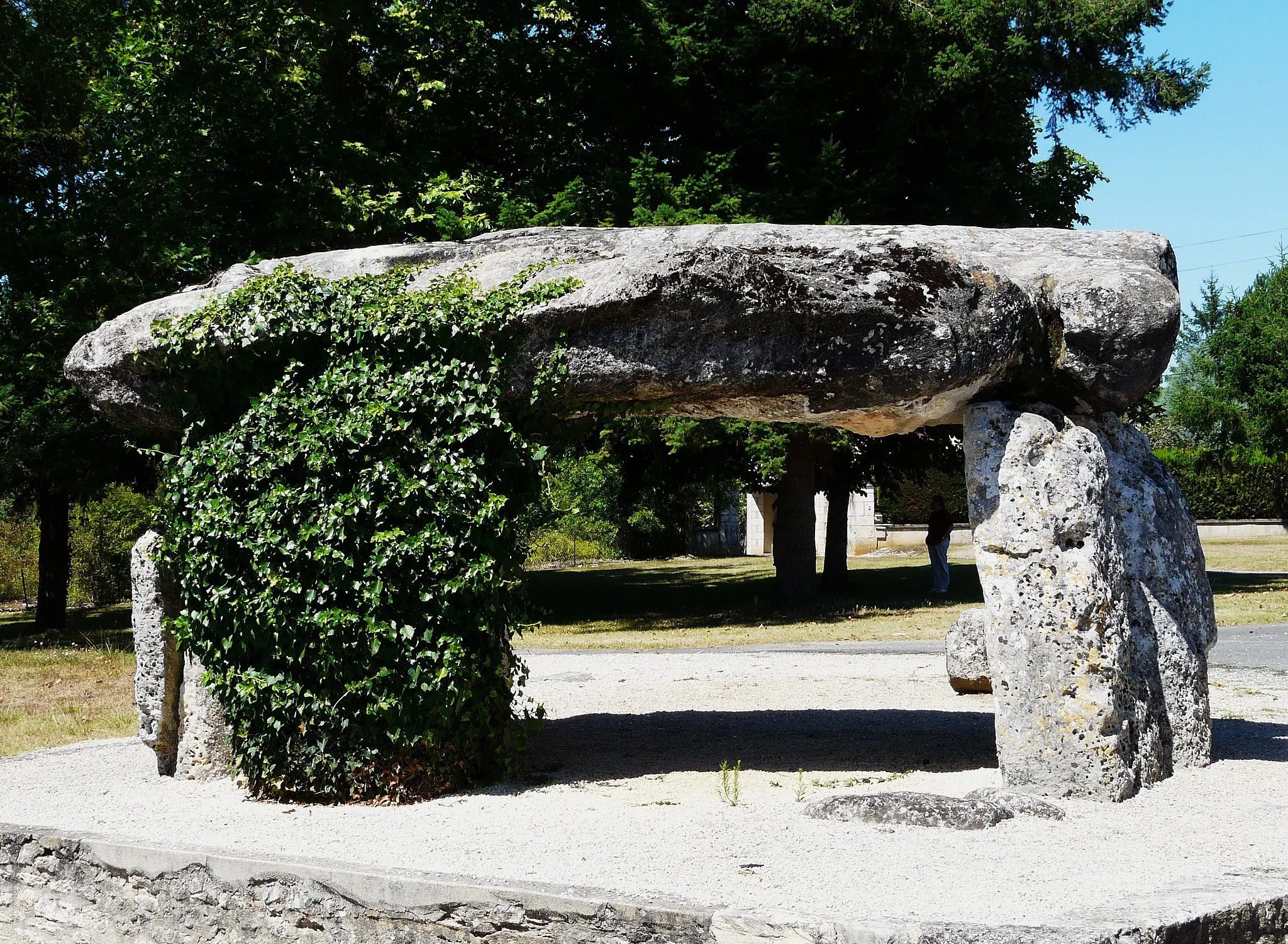 Photo showing: Dolmen de Peyrelevade, Brantôme, Dordogne, France