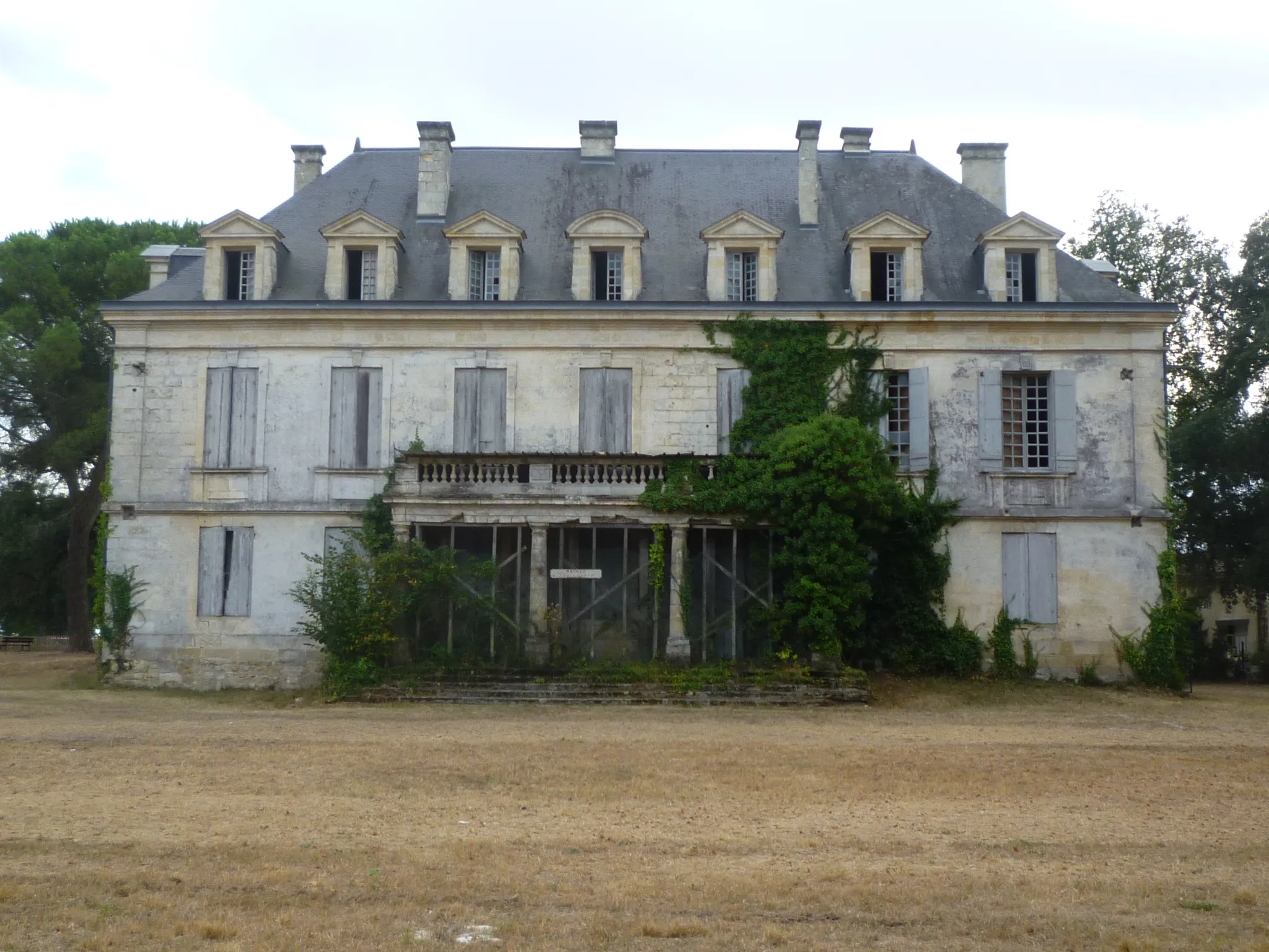 Photo showing: This building is indexed in the base Mérimée, a database of architectural heritage maintained by the French Ministry of Culture, under the reference PA00083497 .