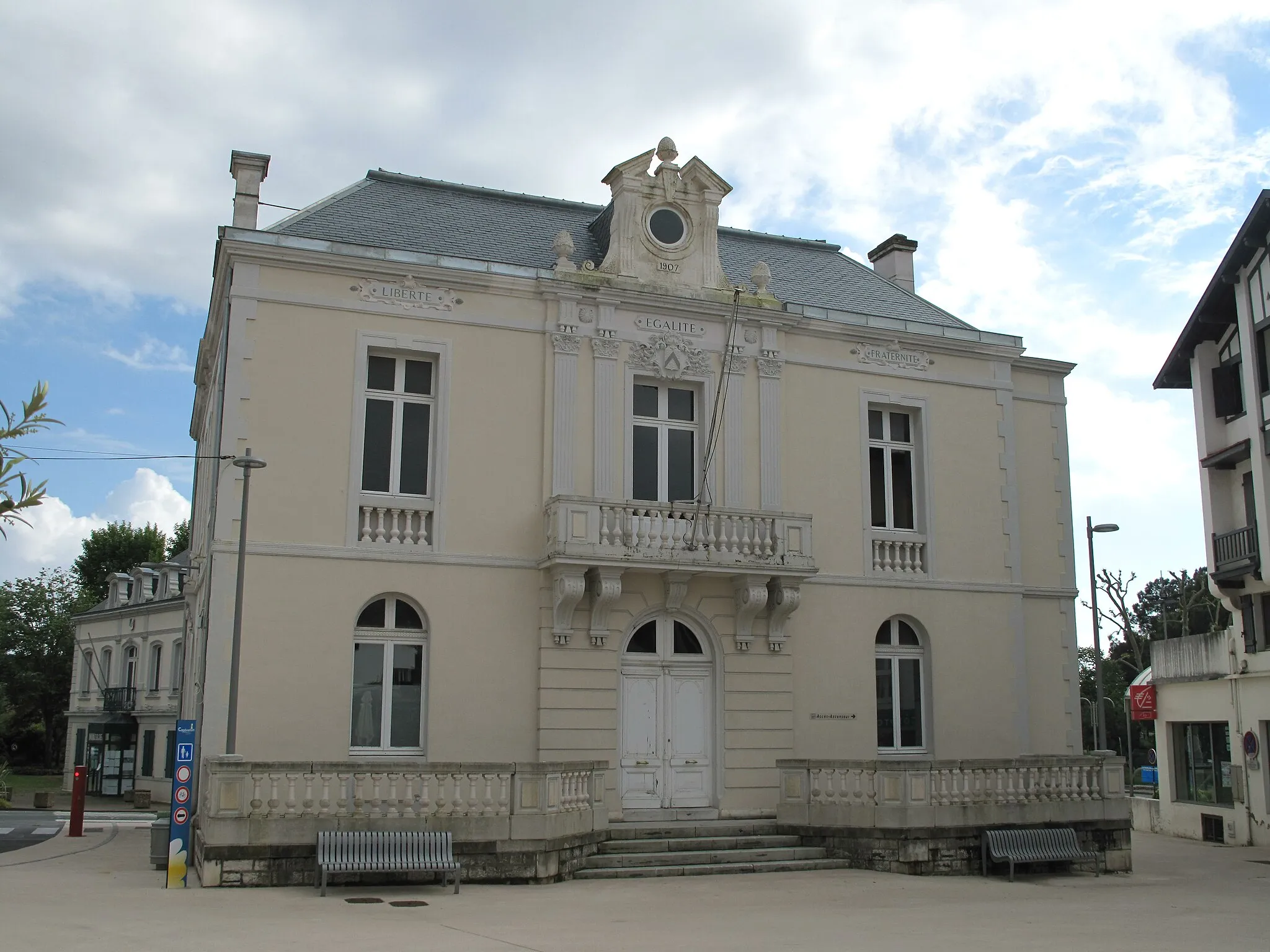Photo showing: The hotel de ville and former town house of Capbreton (Landes, France).