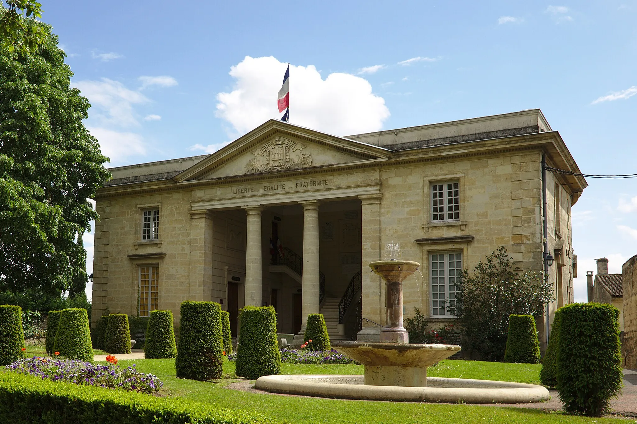 Photo showing: Town hall of Castillon-la-Bataille