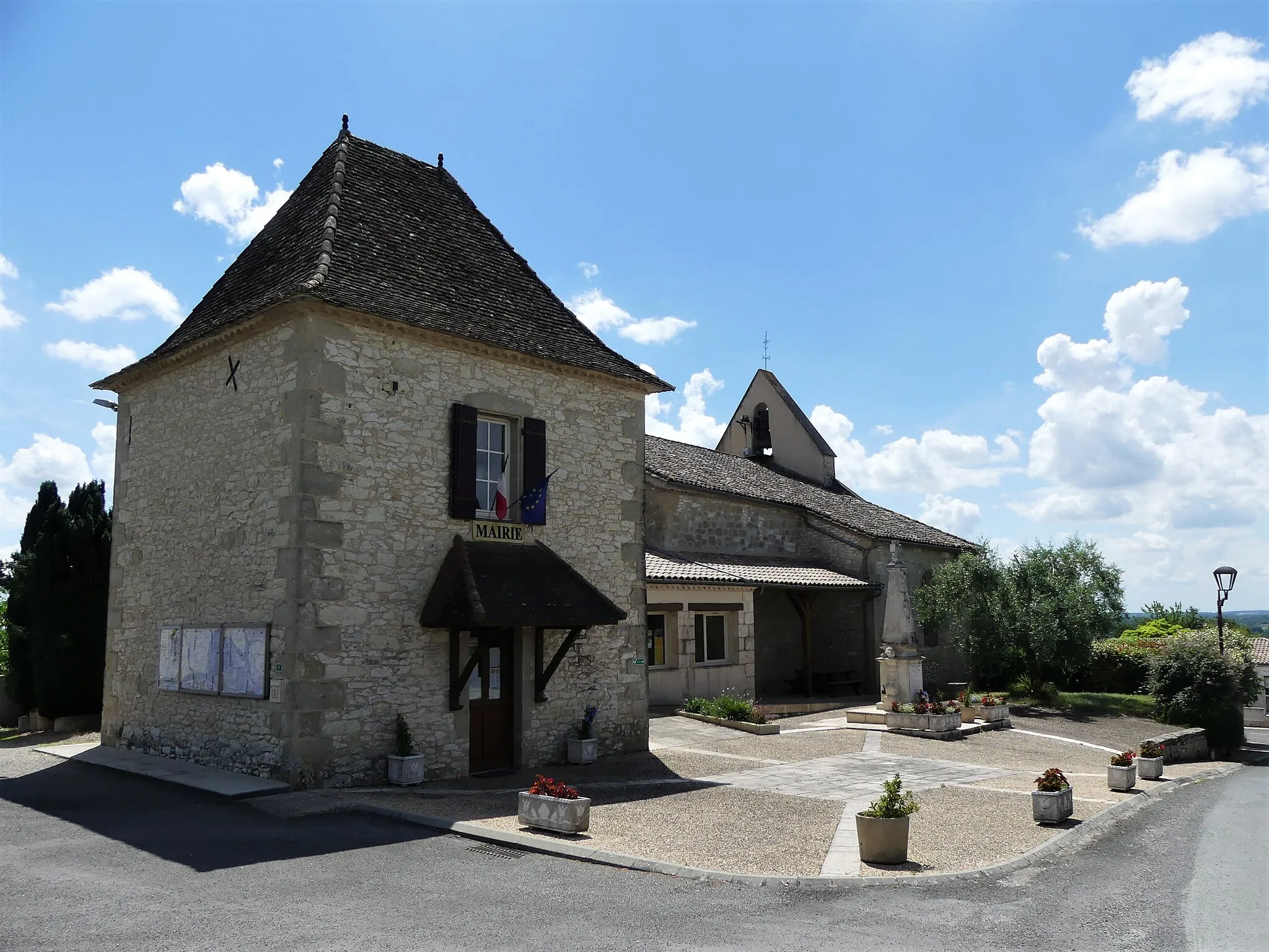 Photo showing: La mairie, l'église et le monument aux morts de Douzains, Lot-et-Garonne, France.