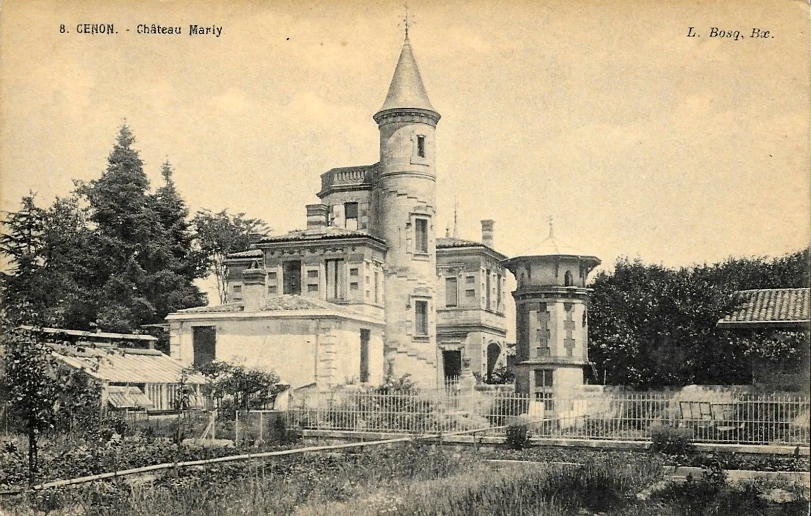 Photo showing: Cenon, château Marly à l’allure médiévale, qui s’élevait au nord du chemin des cerises, rebaptisé rue Camille Pelletan le 25 Juin 1926. Il était entouré de vignobles et de vergers, sur une superficie de 25 246 m2, avec une production en vin de 8 à 10 tonneaux.