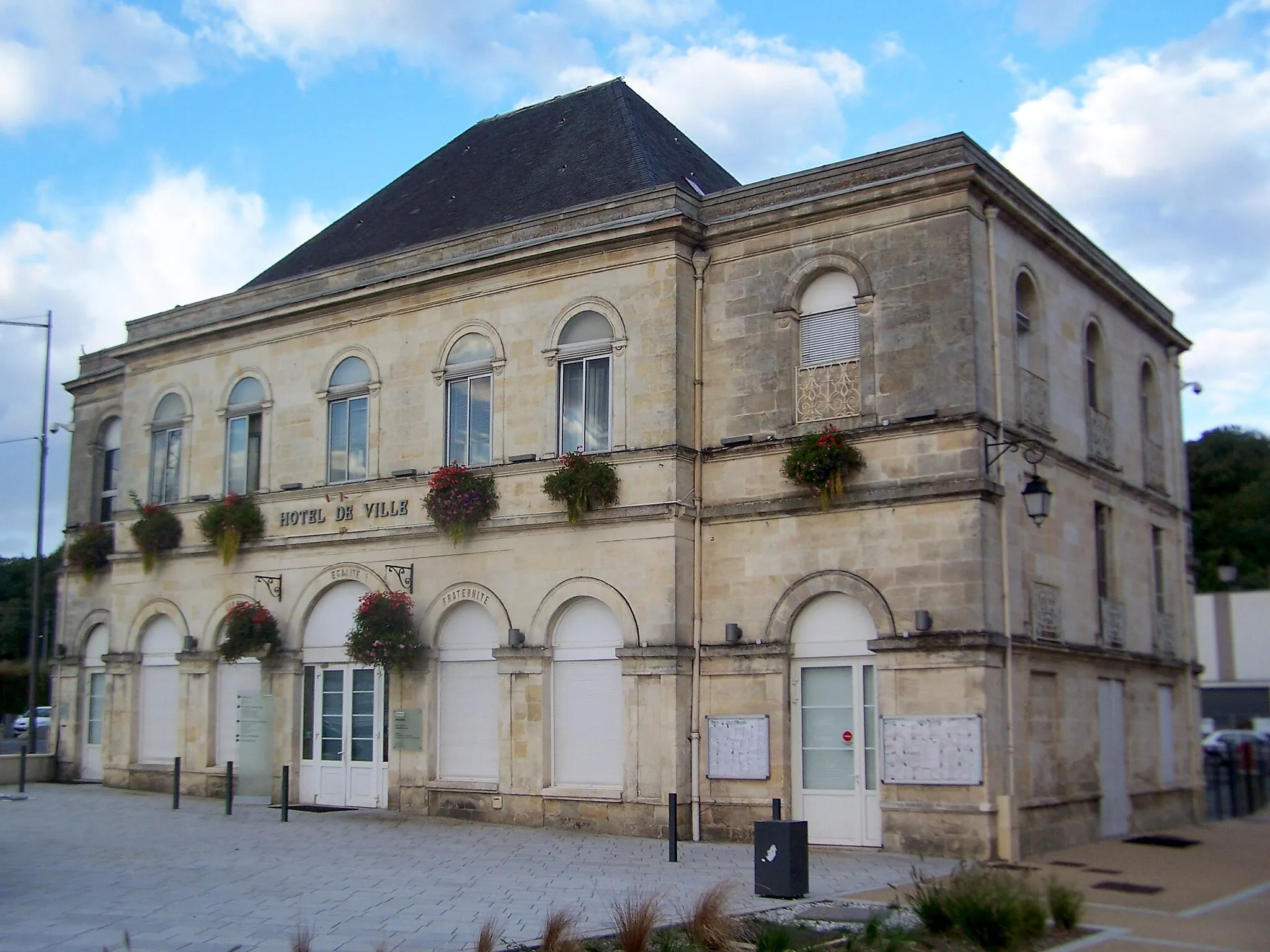 Photo showing: Town hall of Cenon (Gironde, France)