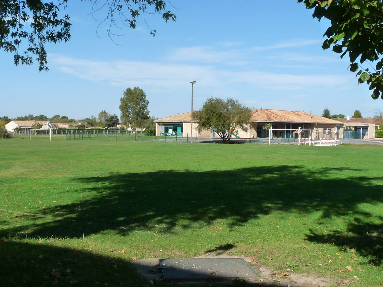 Photo showing: Stade et école, Cézac, Gironde, France