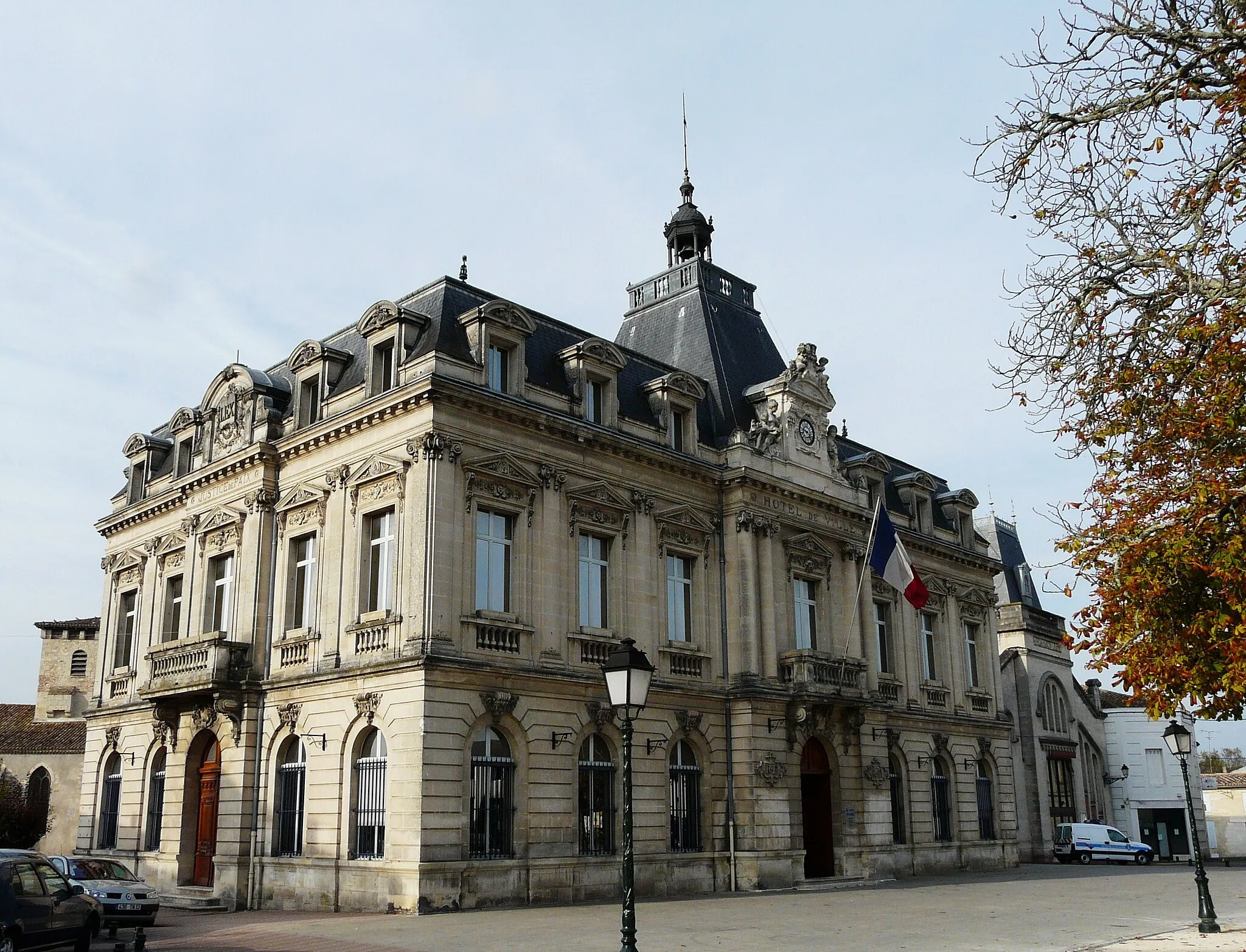 Photo showing: L'hôtel de ville de Coutras, Gironde, France