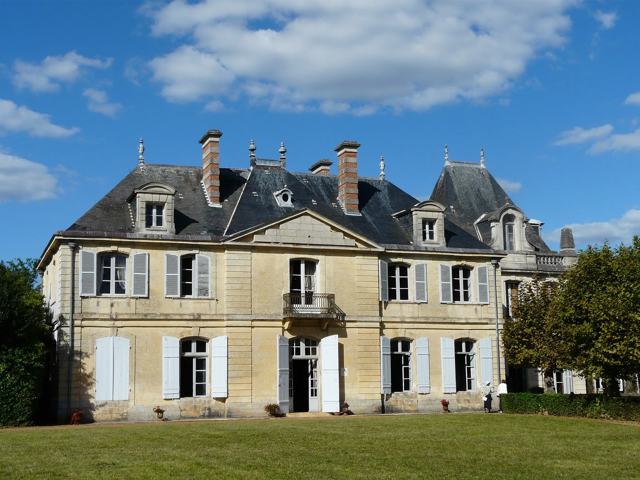 Photo showing: La partie ouest de la façade sud du château de Tiregand, Creysse, Dordogne, France.