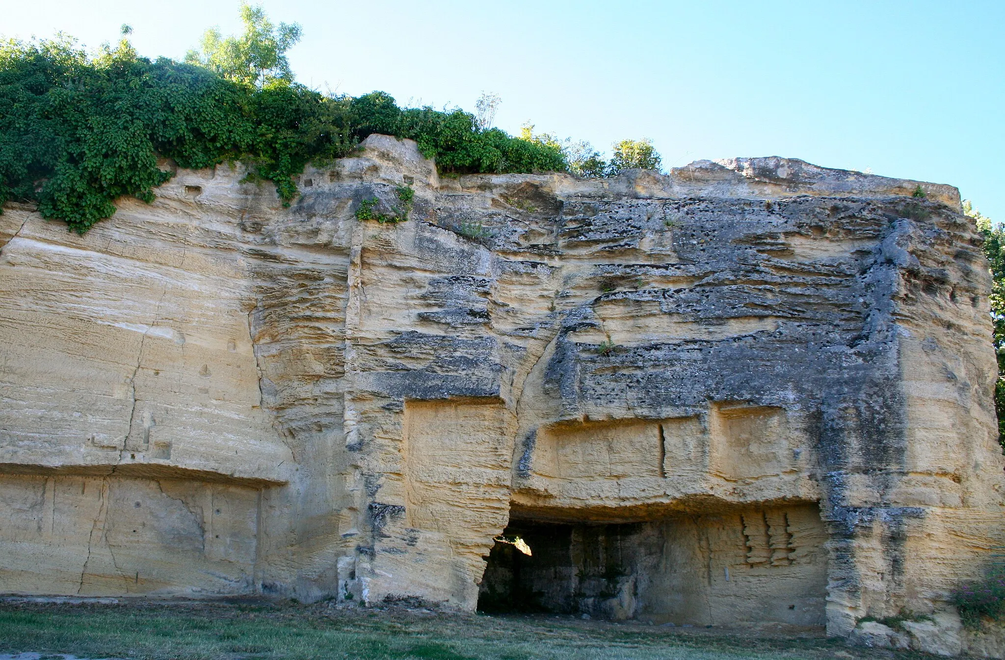 Photo showing: Caves created by removing sandstone from a quarry.