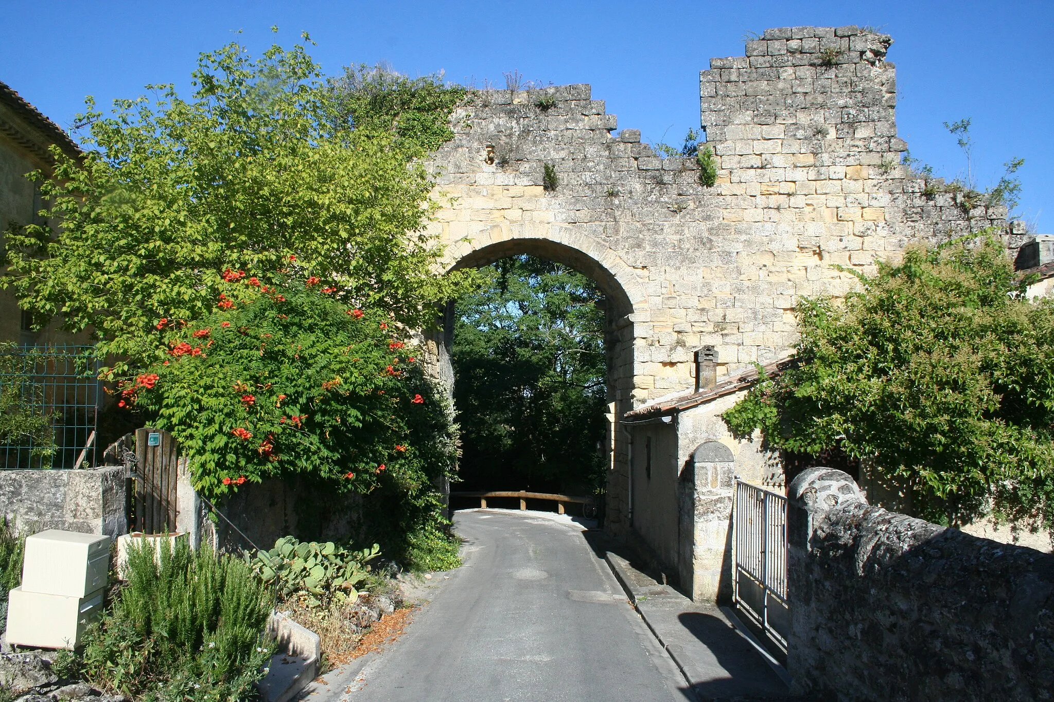 Photo showing: The château des quatre fils Aymon, at Cubzac-les-Ponts.