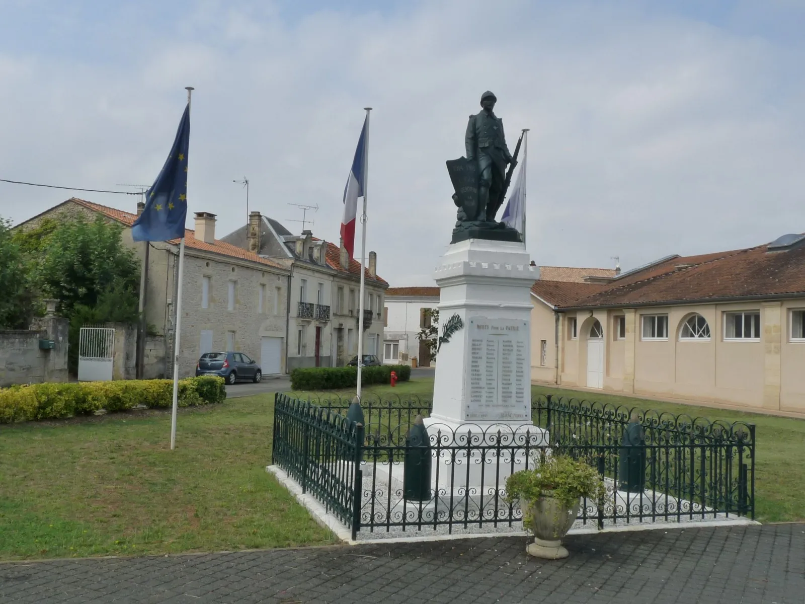 Photo showing: Monument aux morts, Étauliers,Gironde, France