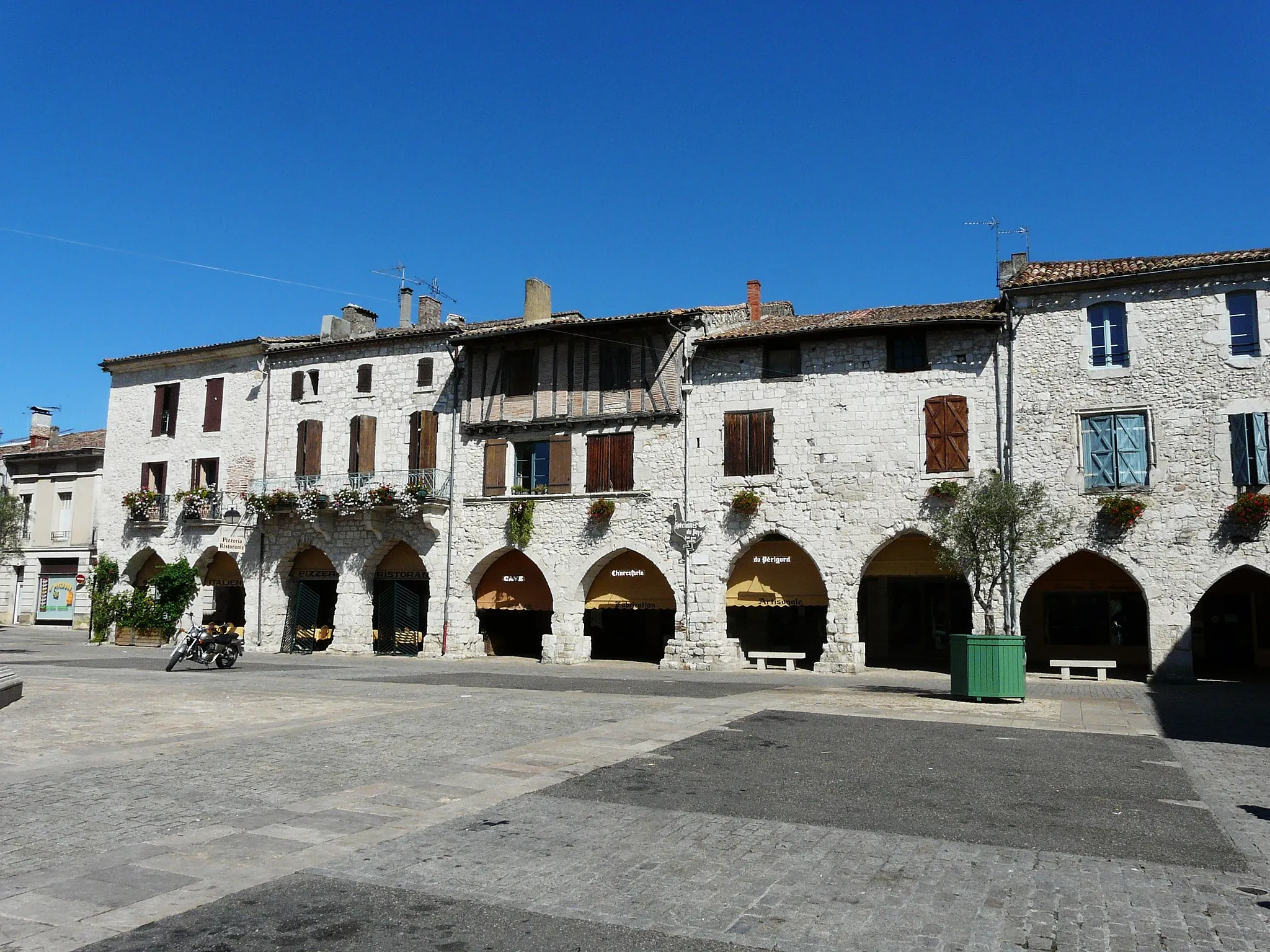 Photo showing: Arcades de la place Gambetta, Eymet, Dordogne, France