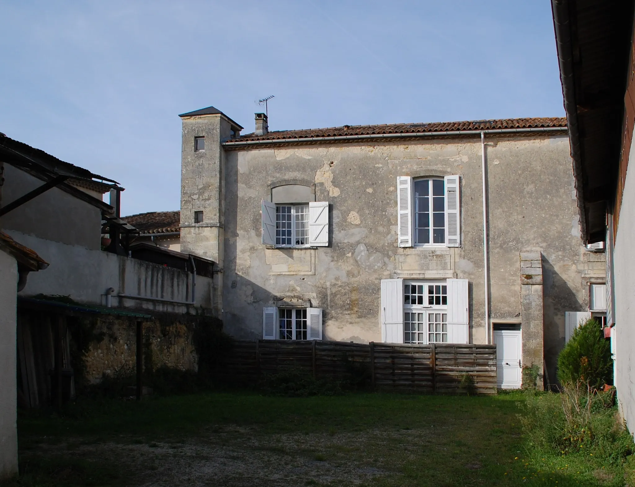 Photo showing: This building is indexed in the base Mérimée, a database of architectural heritage maintained by the French Ministry of Culture, under the reference PA00083544 .