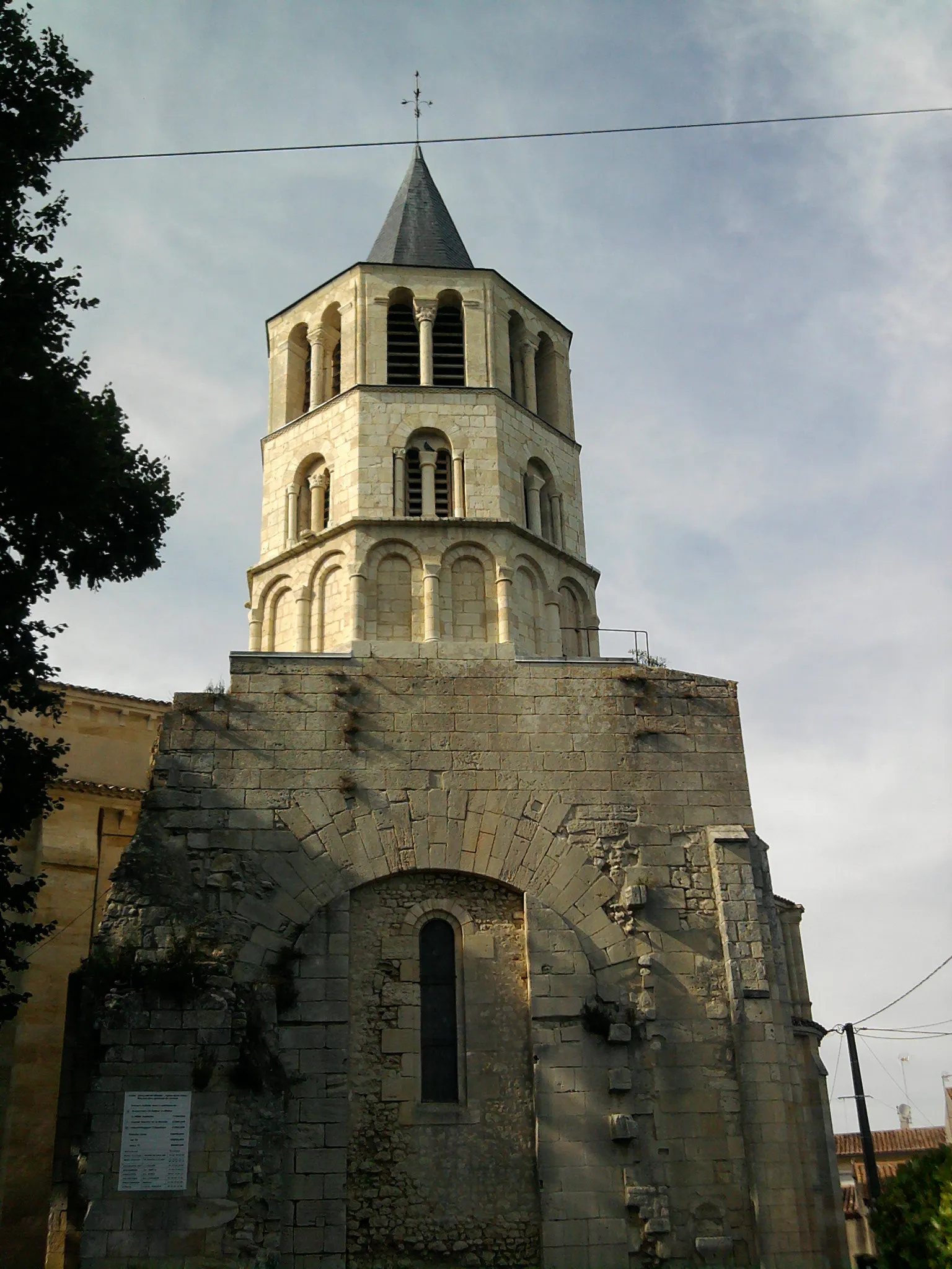 Photo showing: Bell tower of the Saint Pierre church in Gaillan-en-Médoc, France..